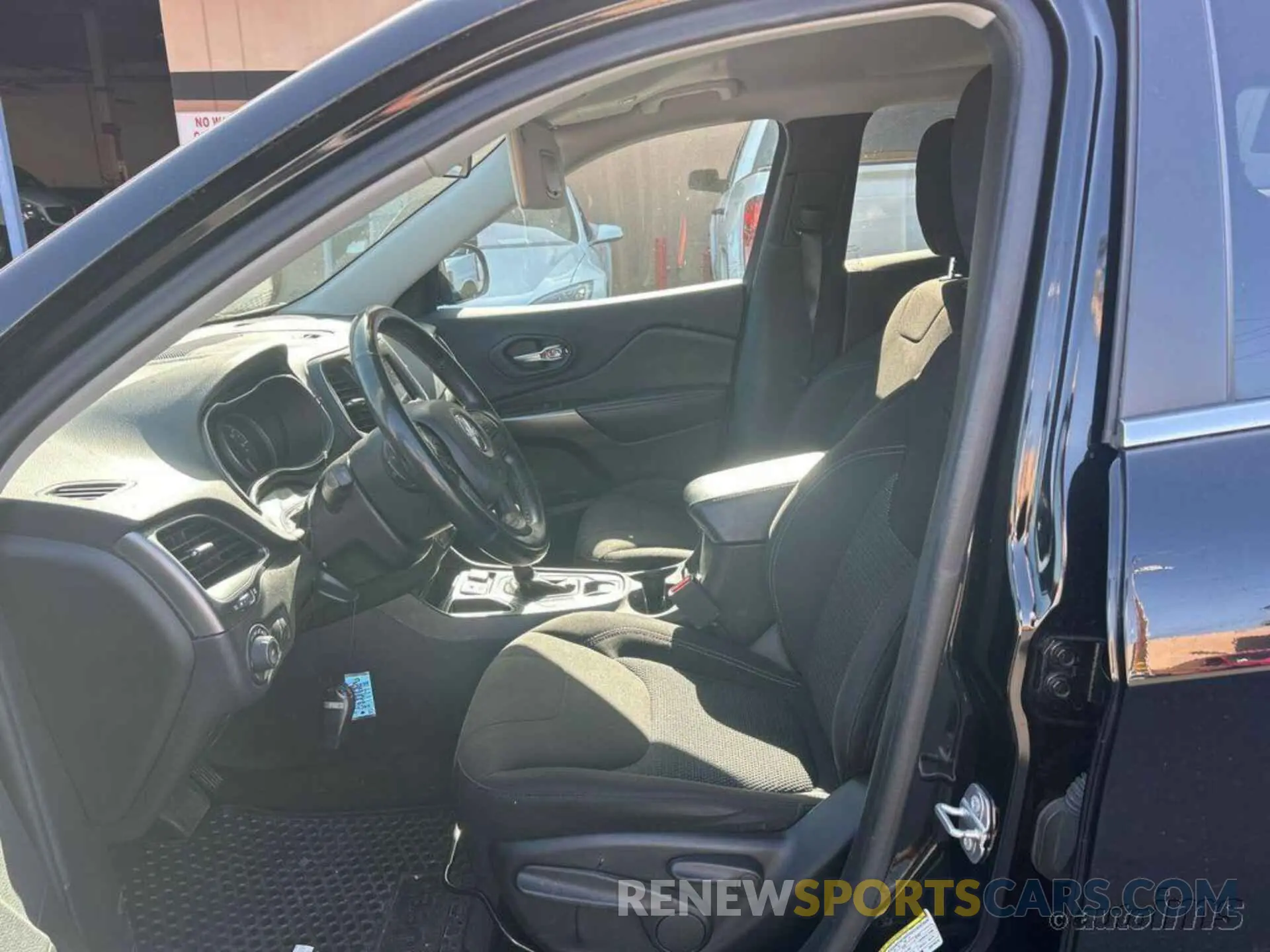 14 Photograph of a damaged car 1C4PJLCB6KD376370 JEEP CHEROKEE 2019