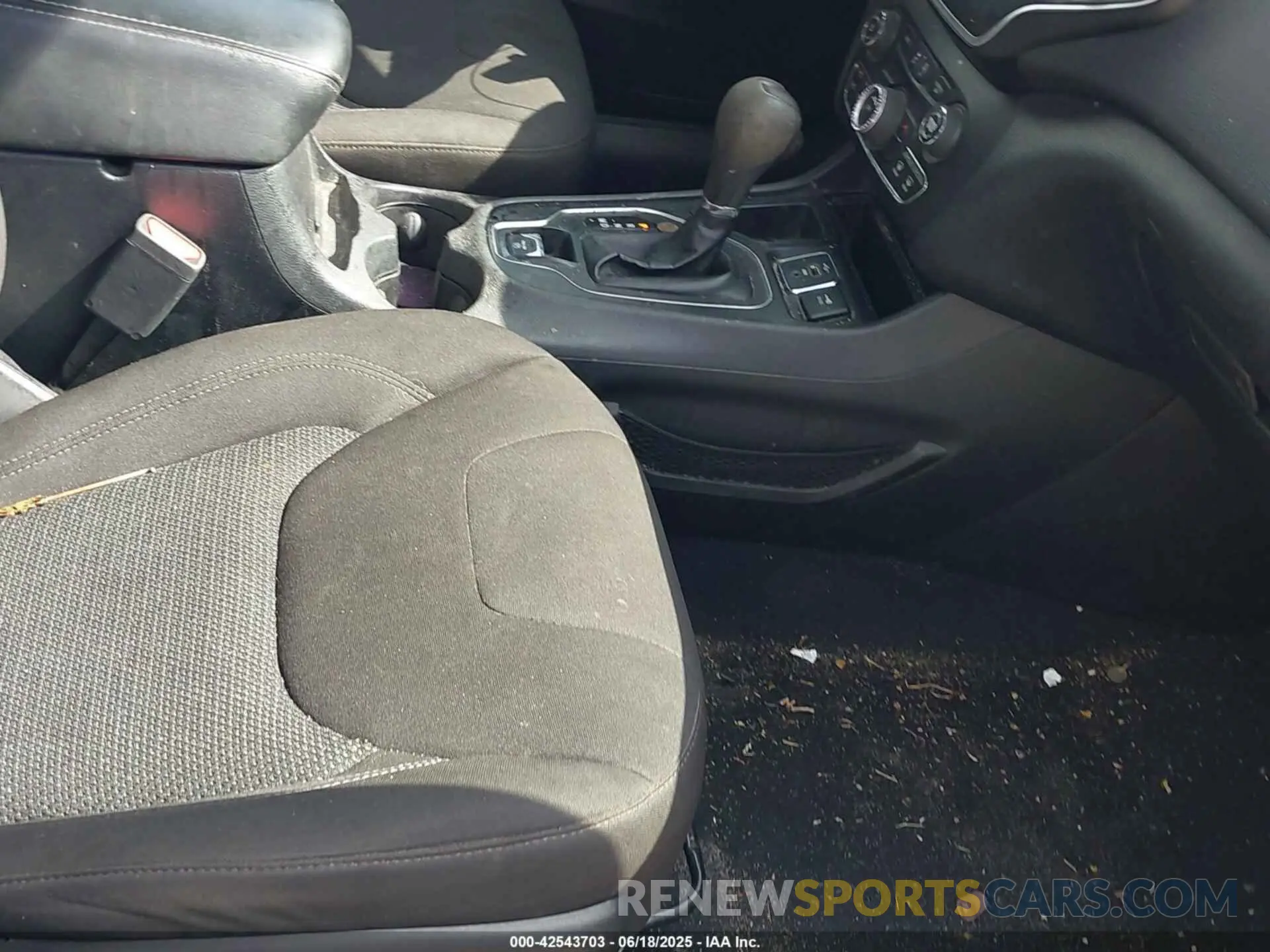 5 Photograph of a damaged car 1C4PJLCB6KD454677 JEEP CHEROKEE 2019