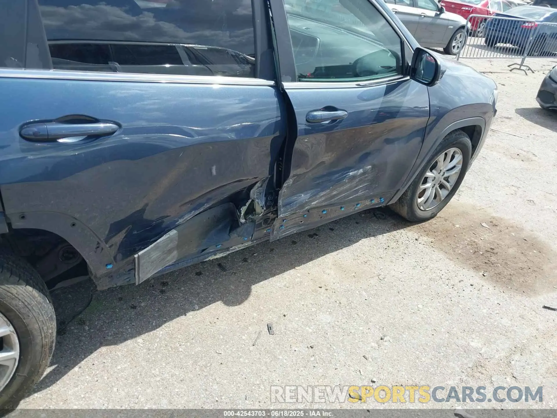 6 Photograph of a damaged car 1C4PJLCB6KD454677 JEEP CHEROKEE 2019