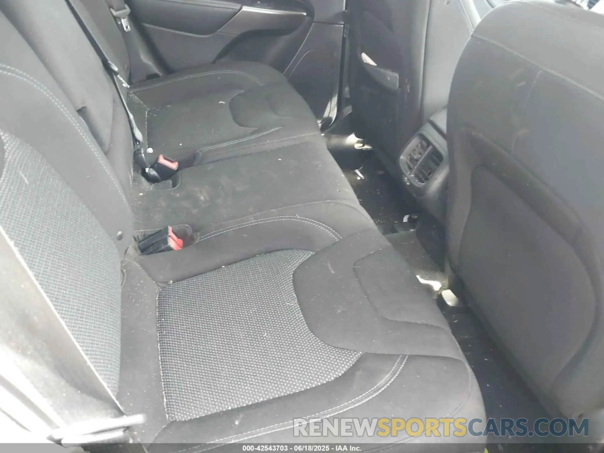 8 Photograph of a damaged car 1C4PJLCB6KD454677 JEEP CHEROKEE 2019