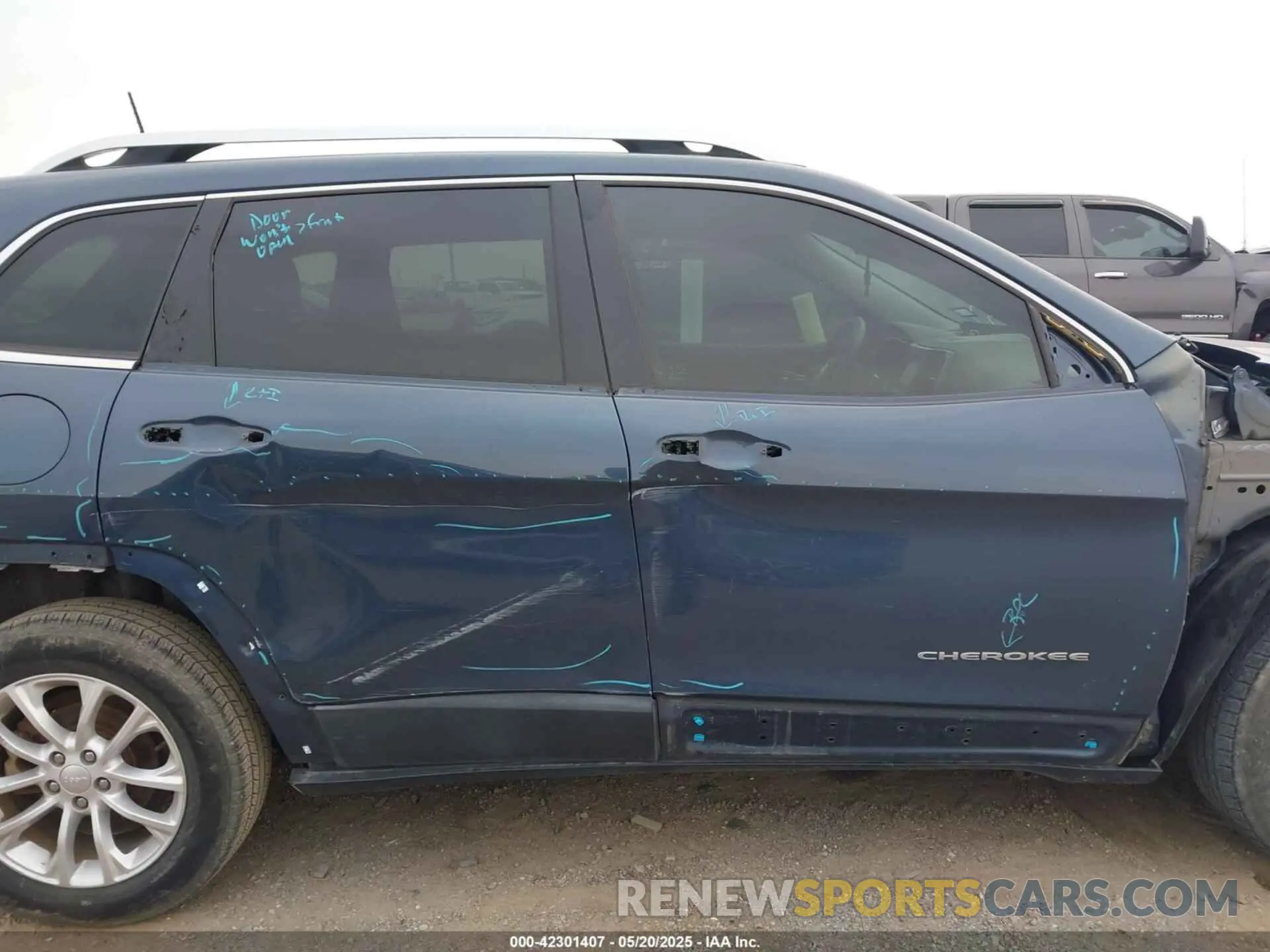 14 Photograph of a damaged car 1C4PJLCB6KD466795 JEEP CHEROKEE 2019