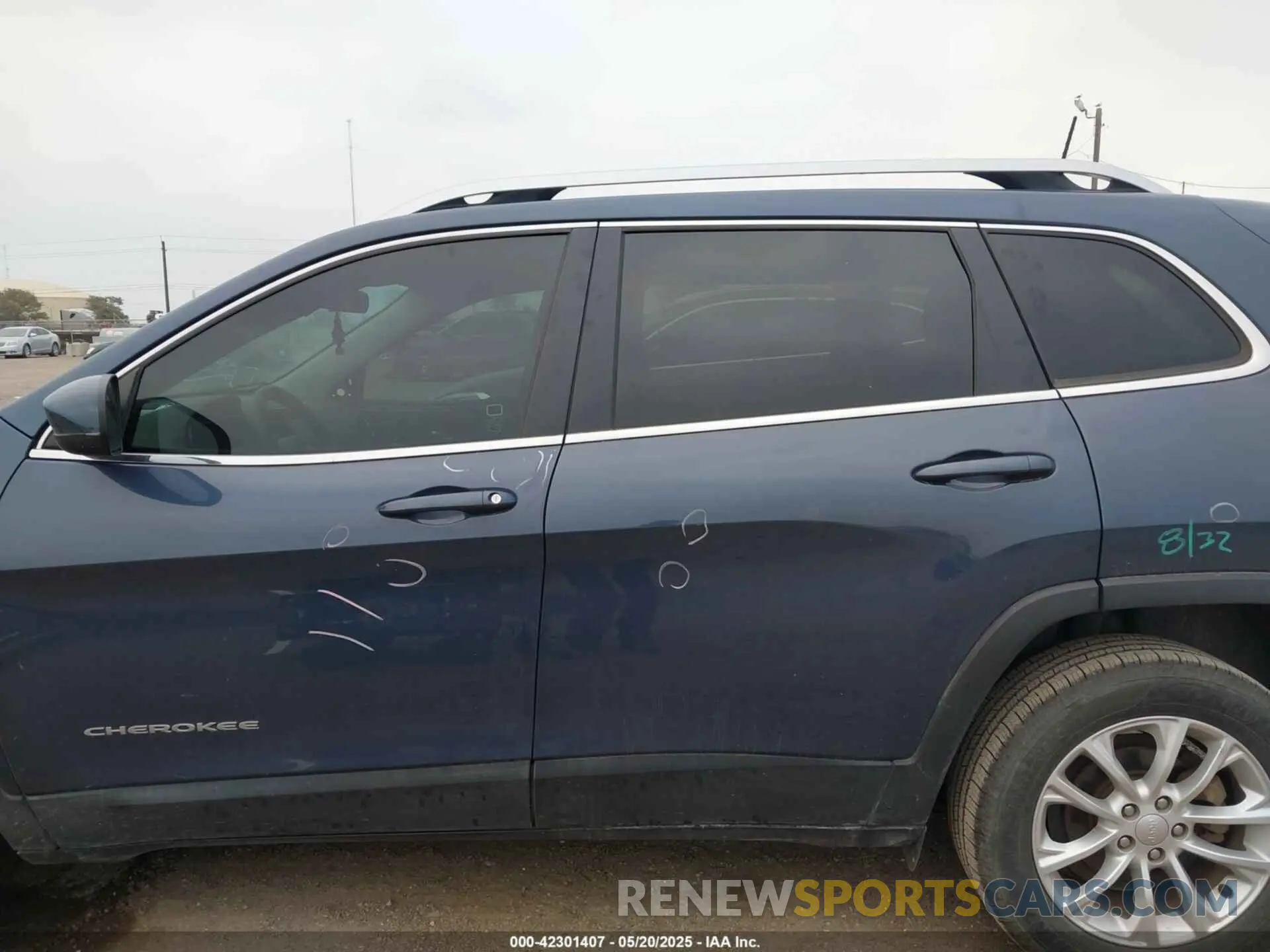 15 Photograph of a damaged car 1C4PJLCB6KD466795 JEEP CHEROKEE 2019