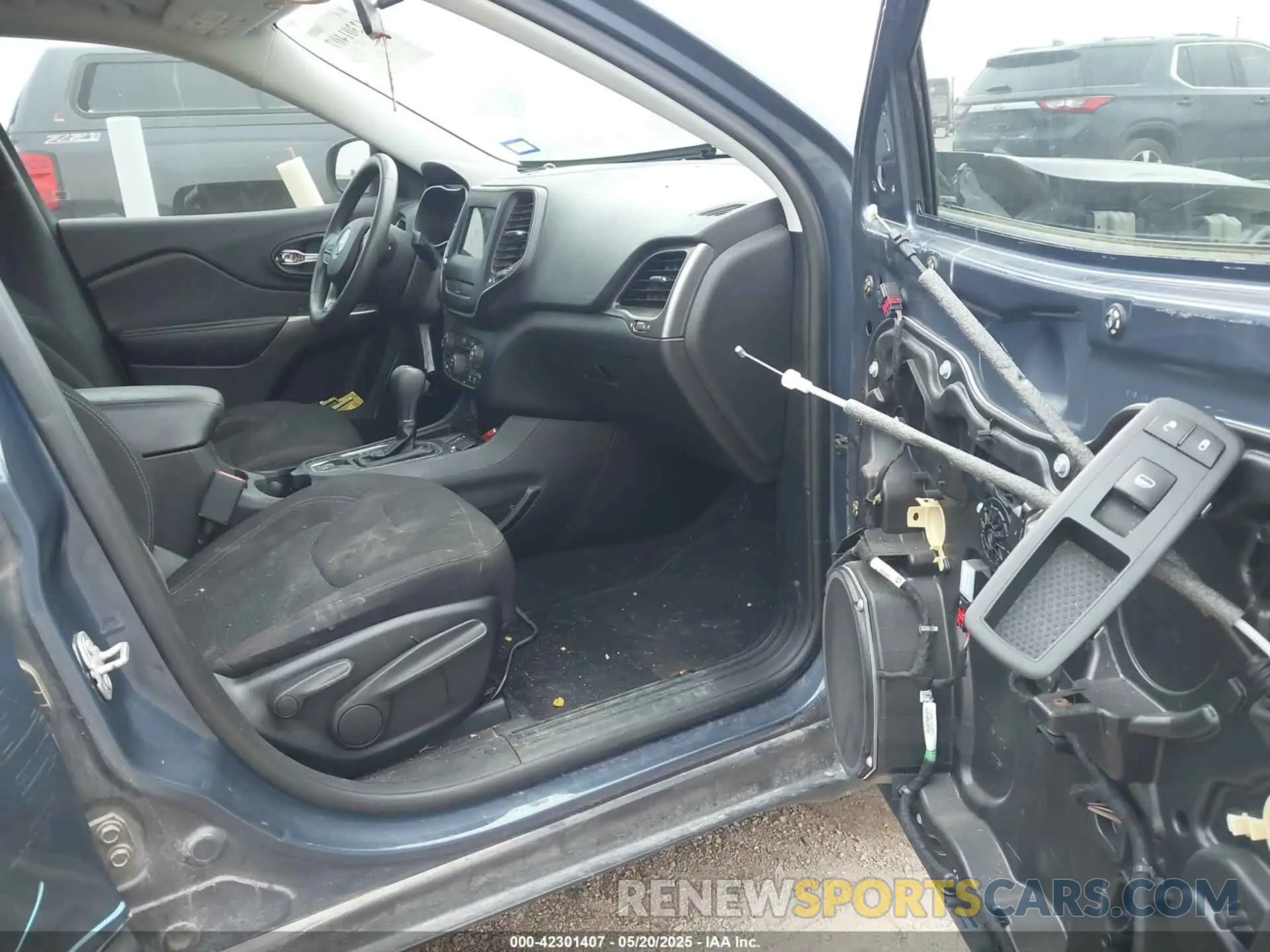 5 Photograph of a damaged car 1C4PJLCB6KD466795 JEEP CHEROKEE 2019
