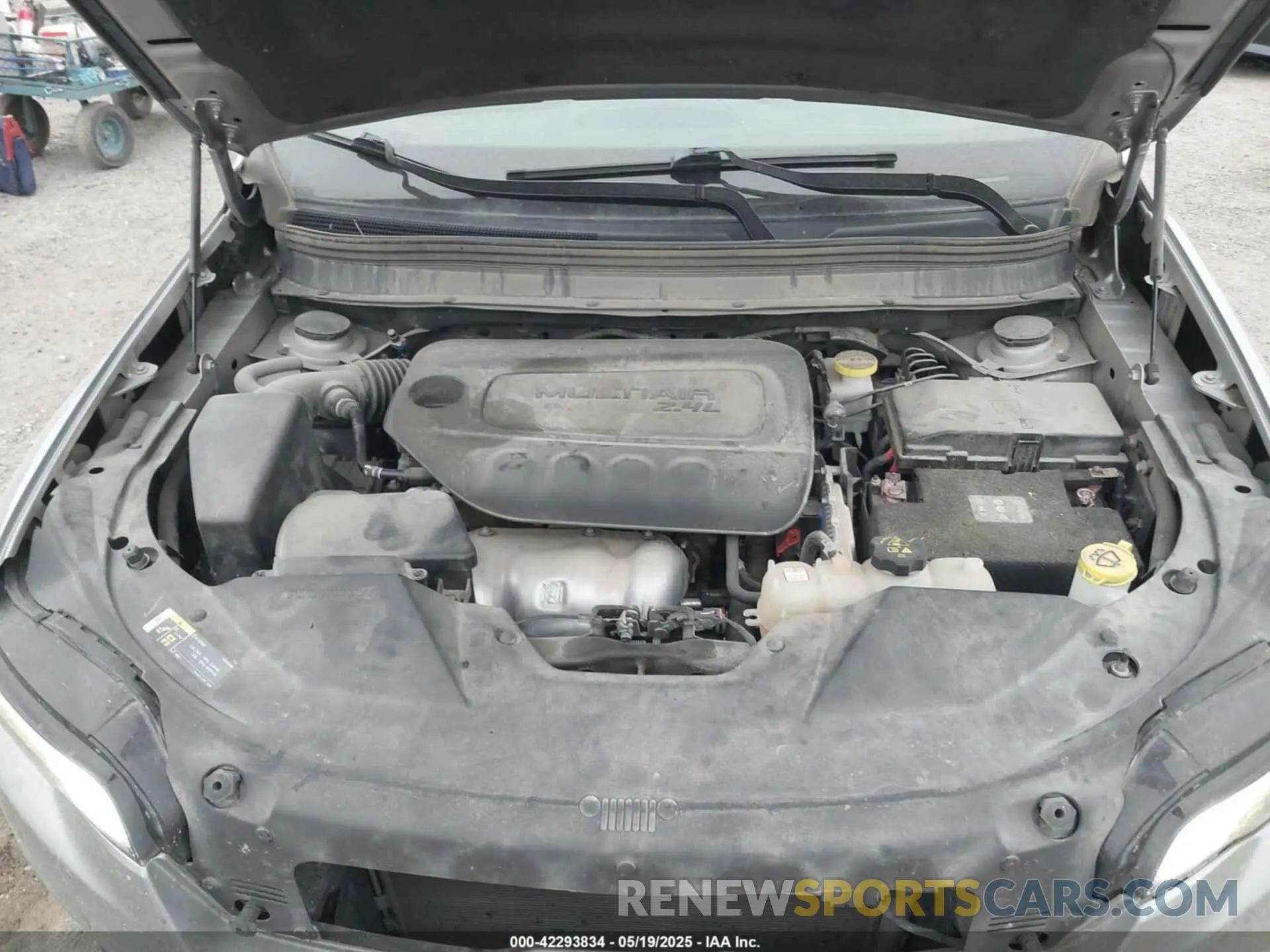 10 Photograph of a damaged car 1C4PJLCB7KD325637 JEEP CHEROKEE 2019