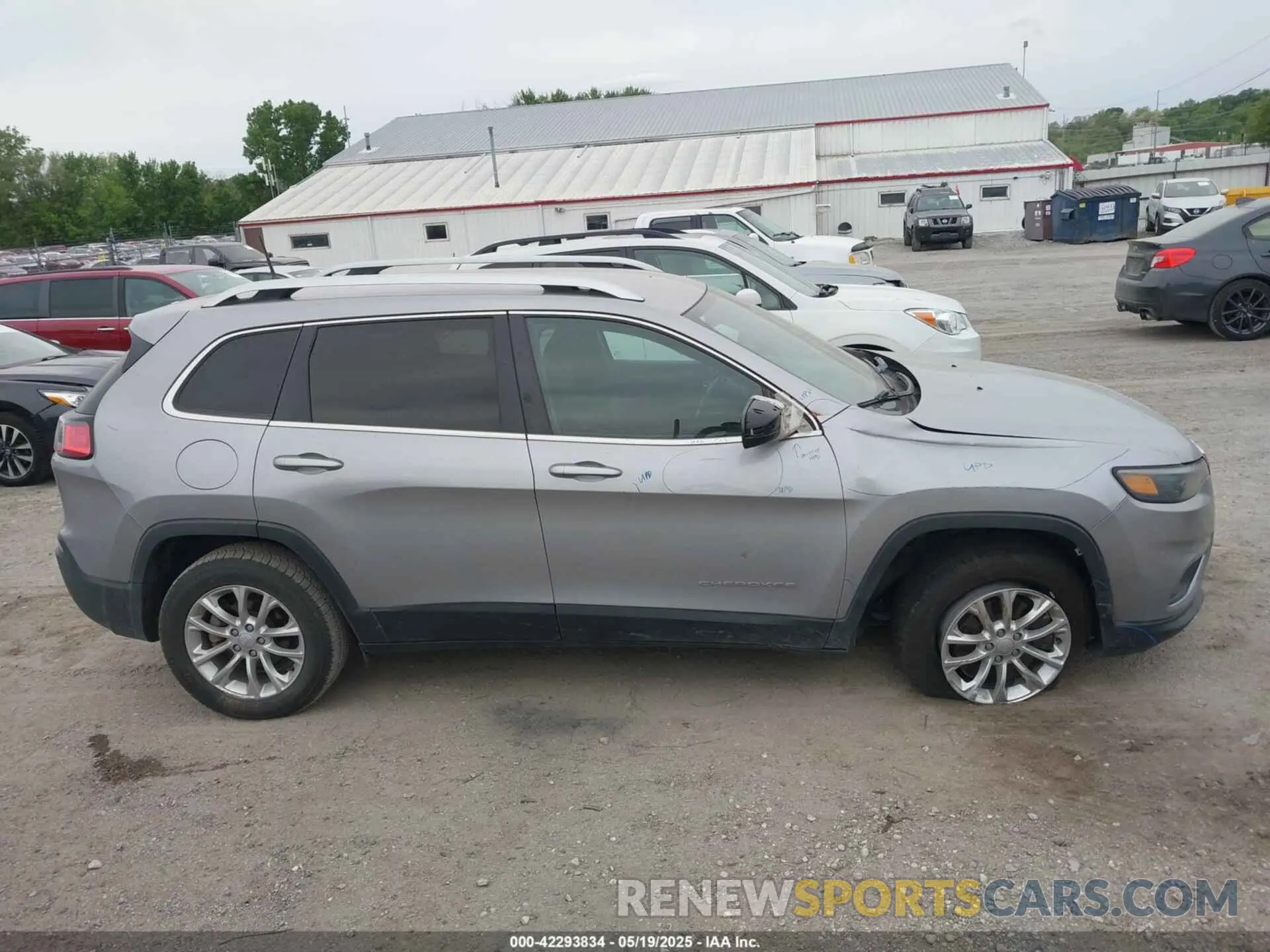 13 Photograph of a damaged car 1C4PJLCB7KD325637 JEEP CHEROKEE 2019