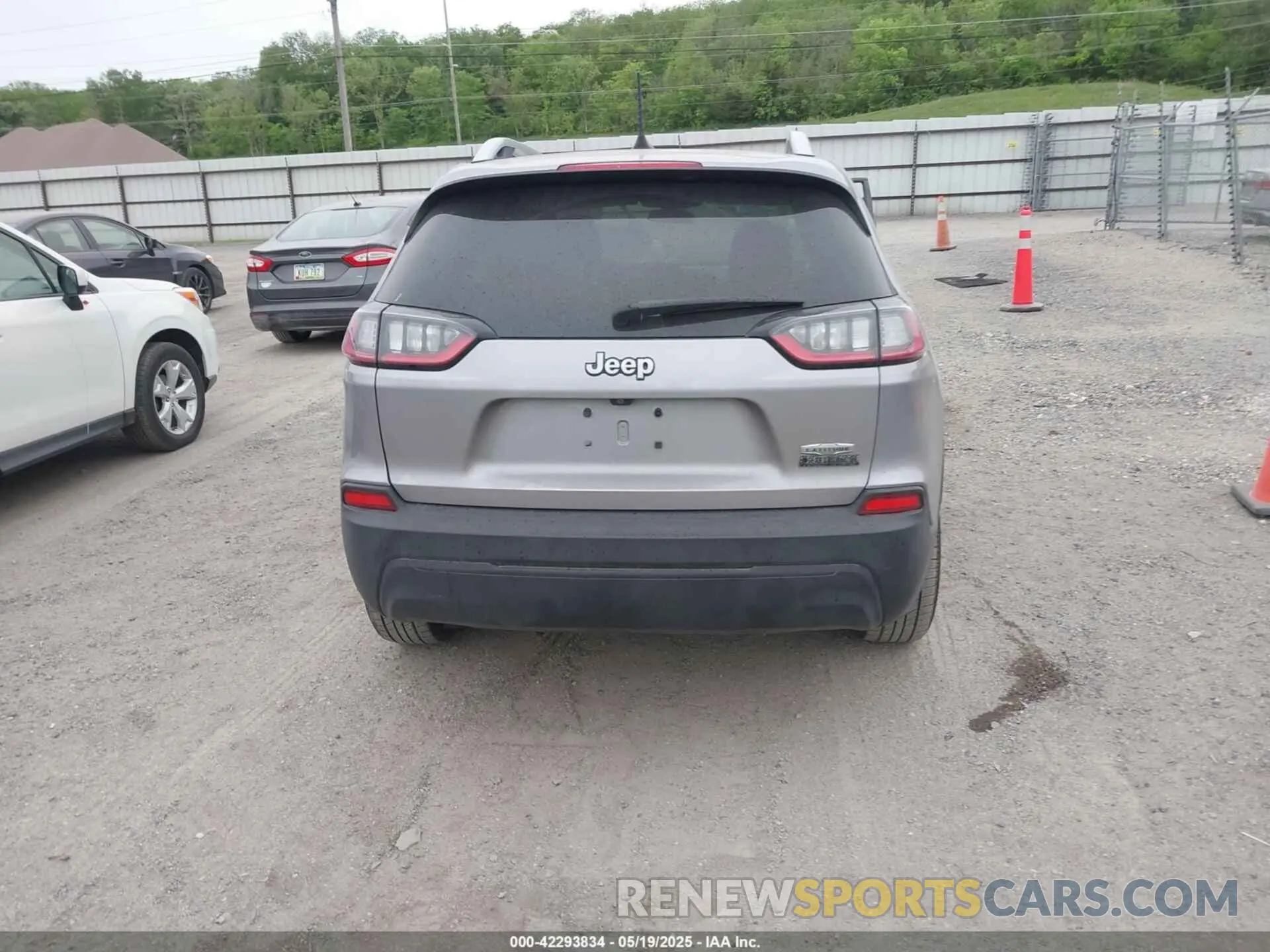 16 Photograph of a damaged car 1C4PJLCB7KD325637 JEEP CHEROKEE 2019