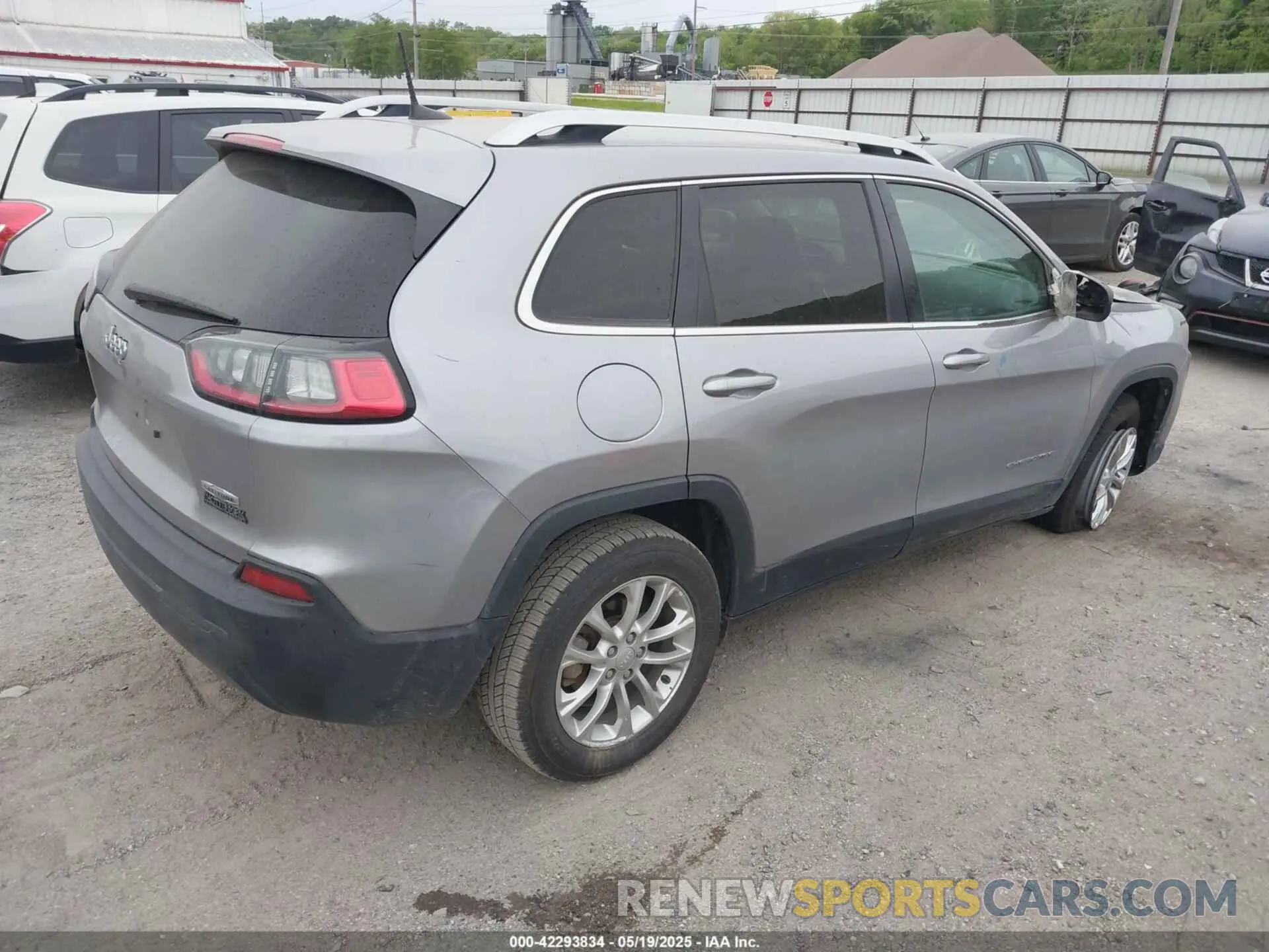 4 Photograph of a damaged car 1C4PJLCB7KD325637 JEEP CHEROKEE 2019