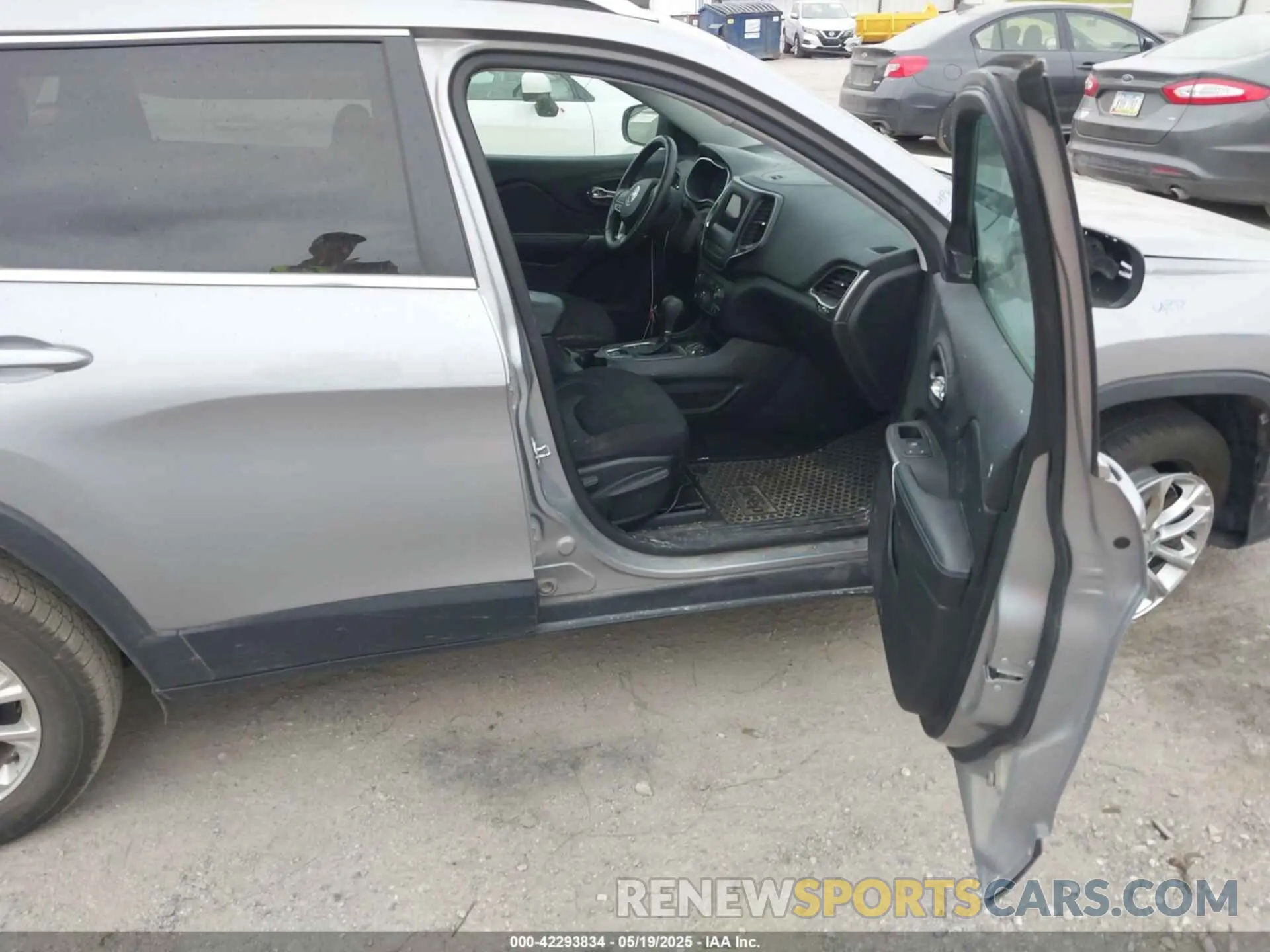 5 Photograph of a damaged car 1C4PJLCB7KD325637 JEEP CHEROKEE 2019