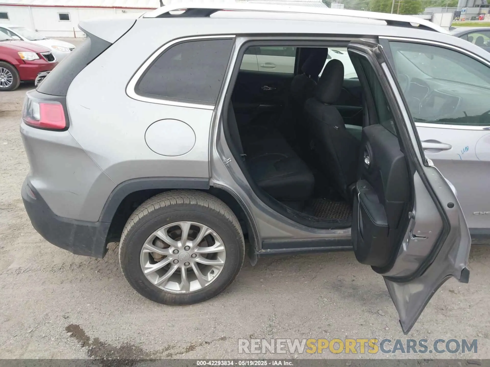 8 Photograph of a damaged car 1C4PJLCB7KD325637 JEEP CHEROKEE 2019