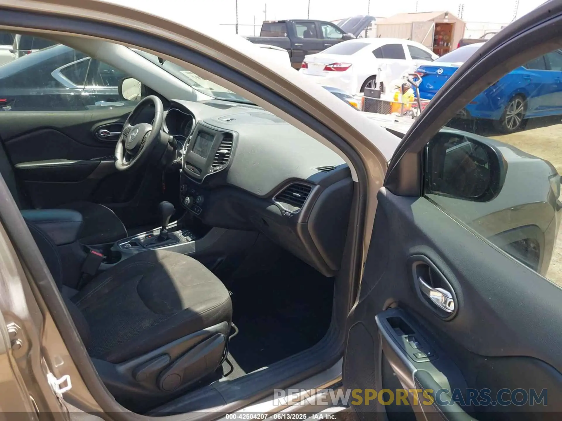5 Photograph of a damaged car 1C4PJLCB7KD365667 JEEP CHEROKEE 2019