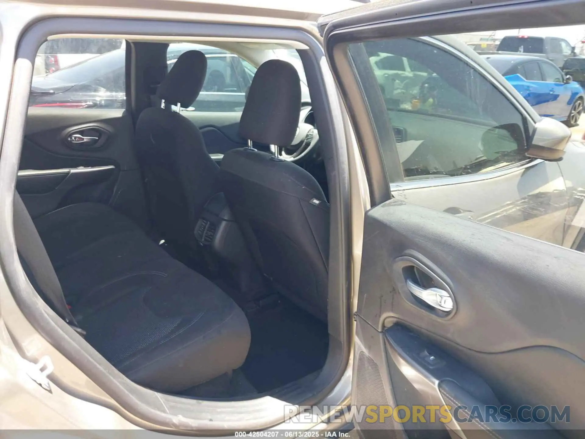 8 Photograph of a damaged car 1C4PJLCB7KD365667 JEEP CHEROKEE 2019