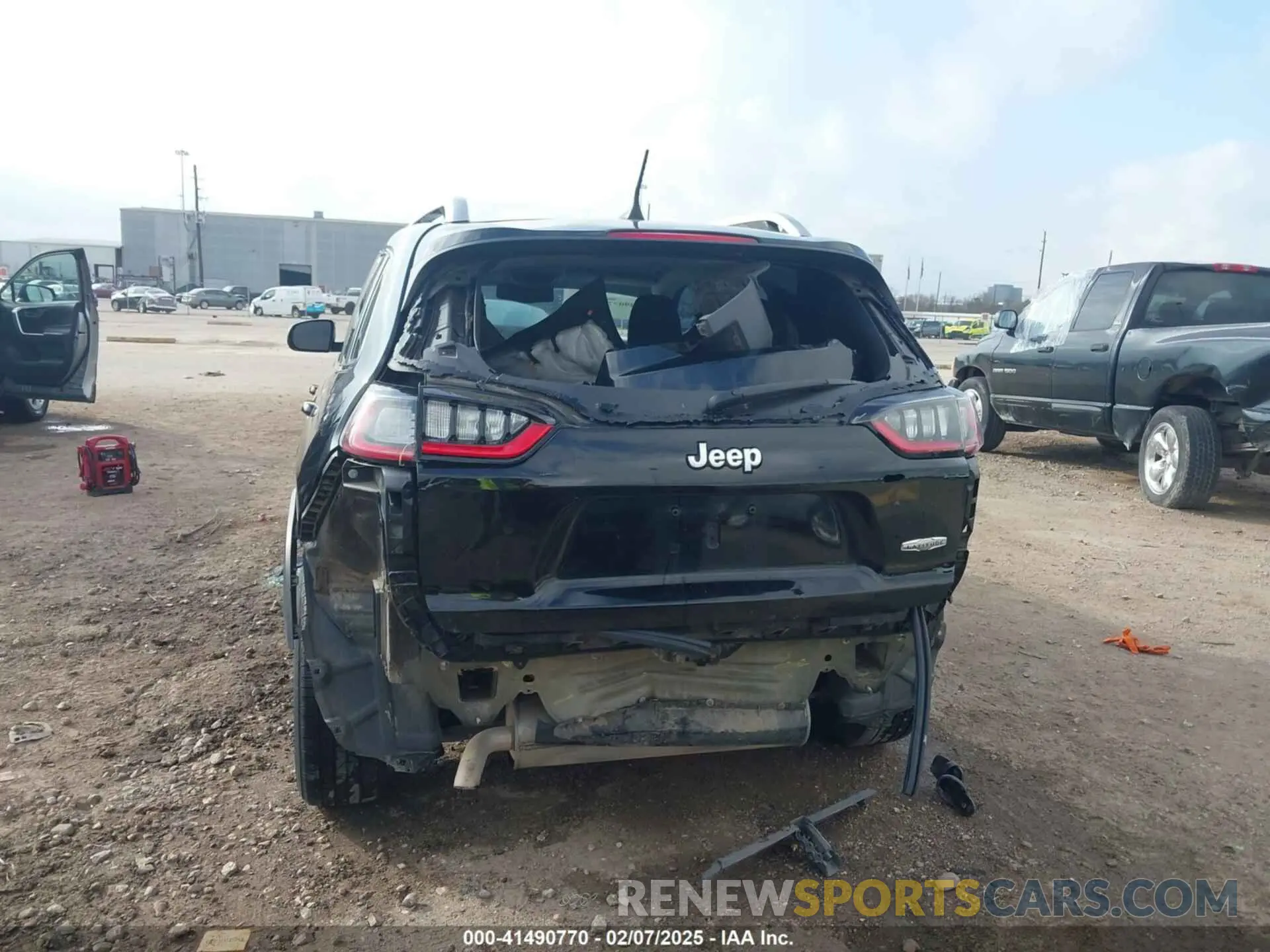 16 Photograph of a damaged car 1C4PJLCB8KD147771 JEEP CHEROKEE 2019
