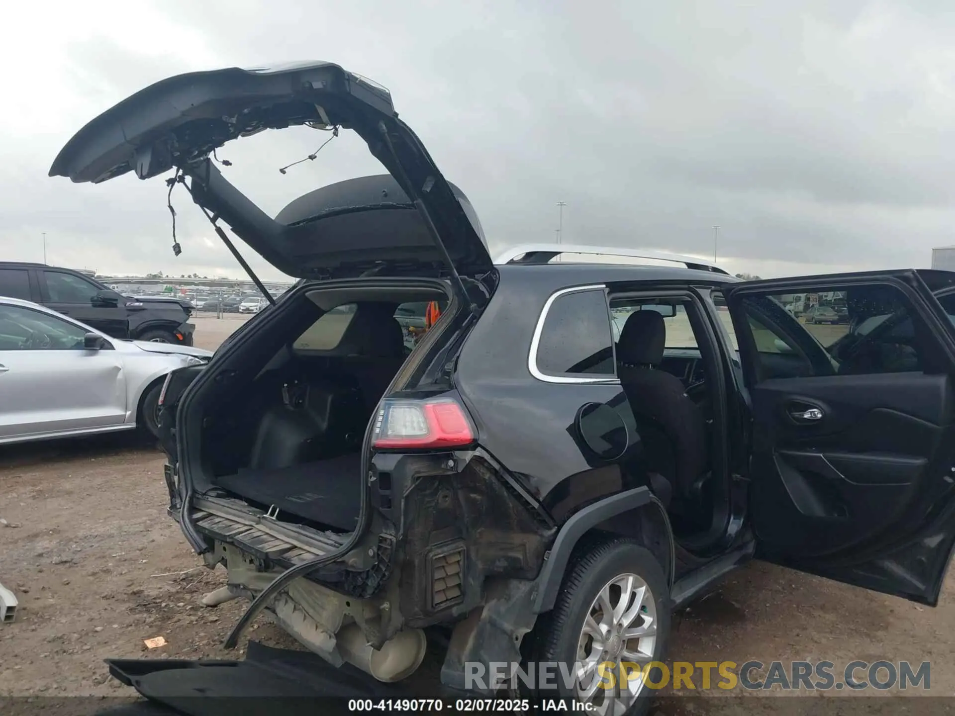 20 Photograph of a damaged car 1C4PJLCB8KD147771 JEEP CHEROKEE 2019