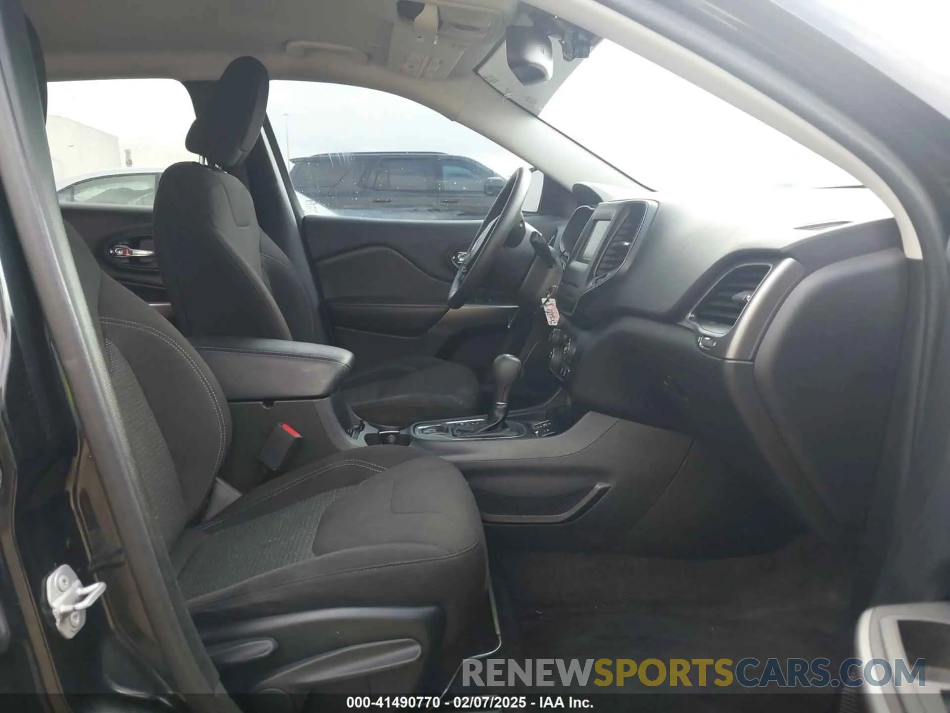 5 Photograph of a damaged car 1C4PJLCB8KD147771 JEEP CHEROKEE 2019