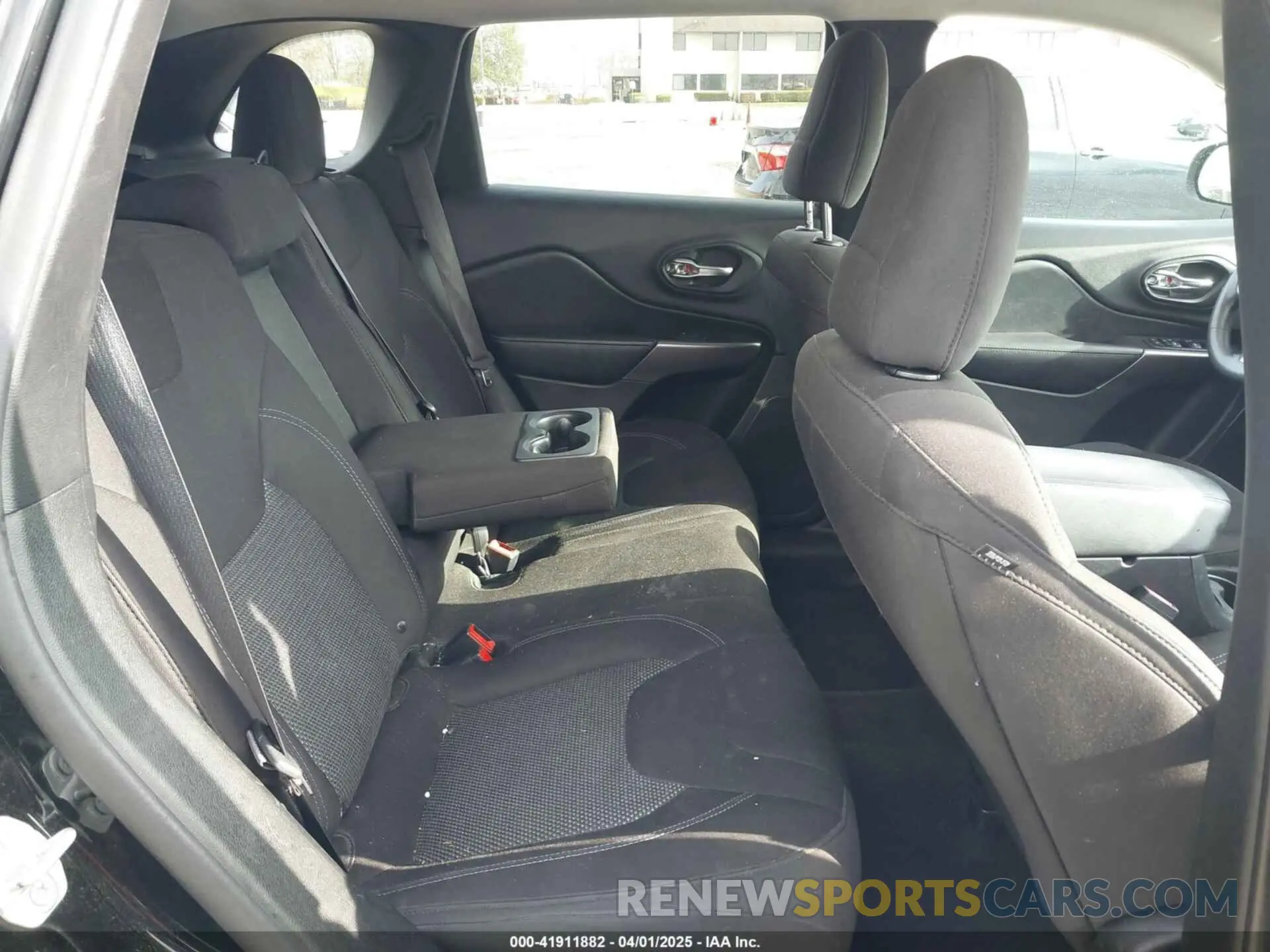 8 Photograph of a damaged car 1C4PJLCB8KD215423 JEEP CHEROKEE 2019