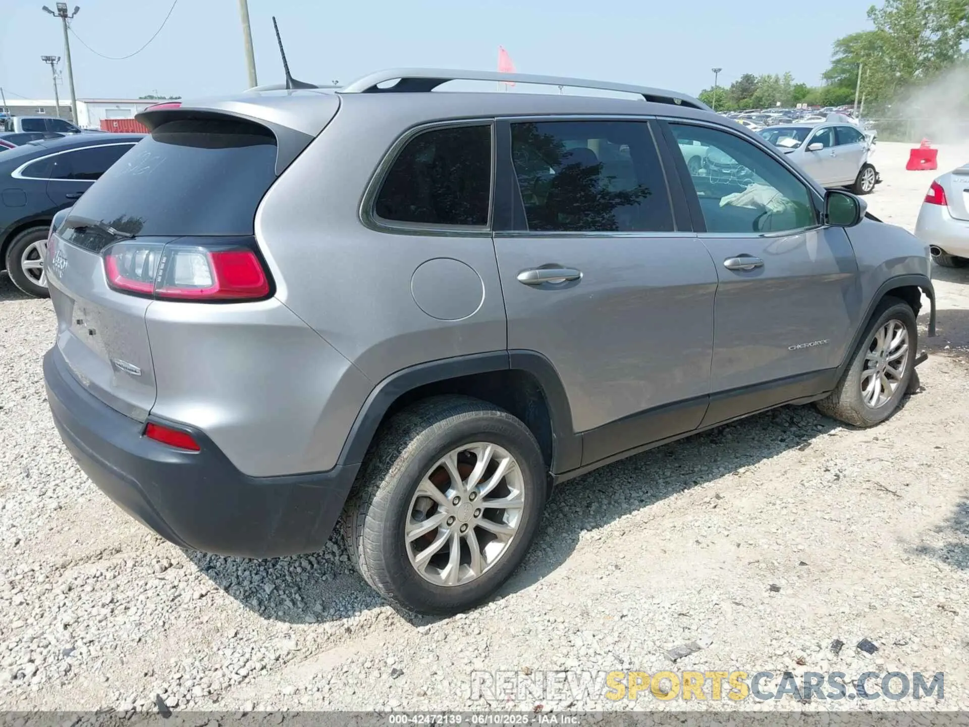 4 Photograph of a damaged car 1C4PJLCB8KD247692 JEEP CHEROKEE 2019