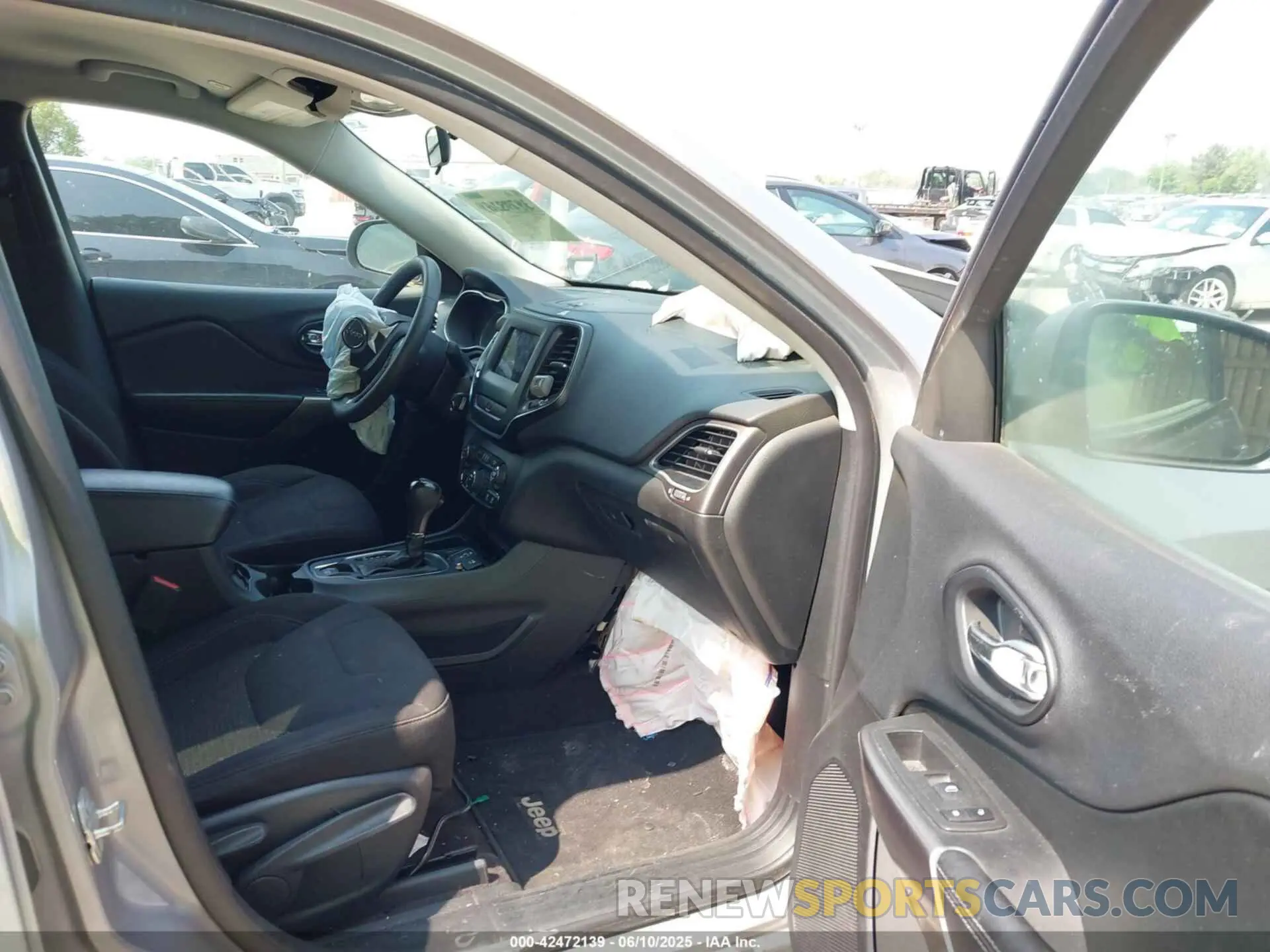 5 Photograph of a damaged car 1C4PJLCB8KD247692 JEEP CHEROKEE 2019