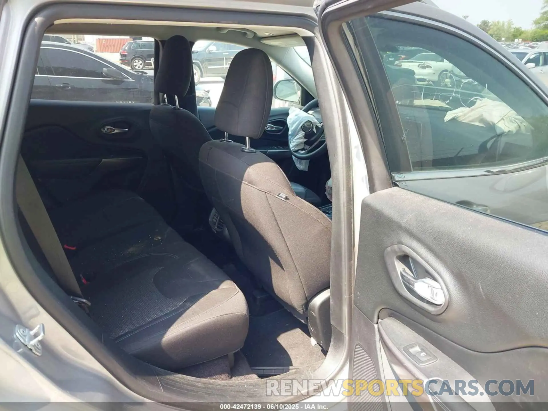 8 Photograph of a damaged car 1C4PJLCB8KD247692 JEEP CHEROKEE 2019