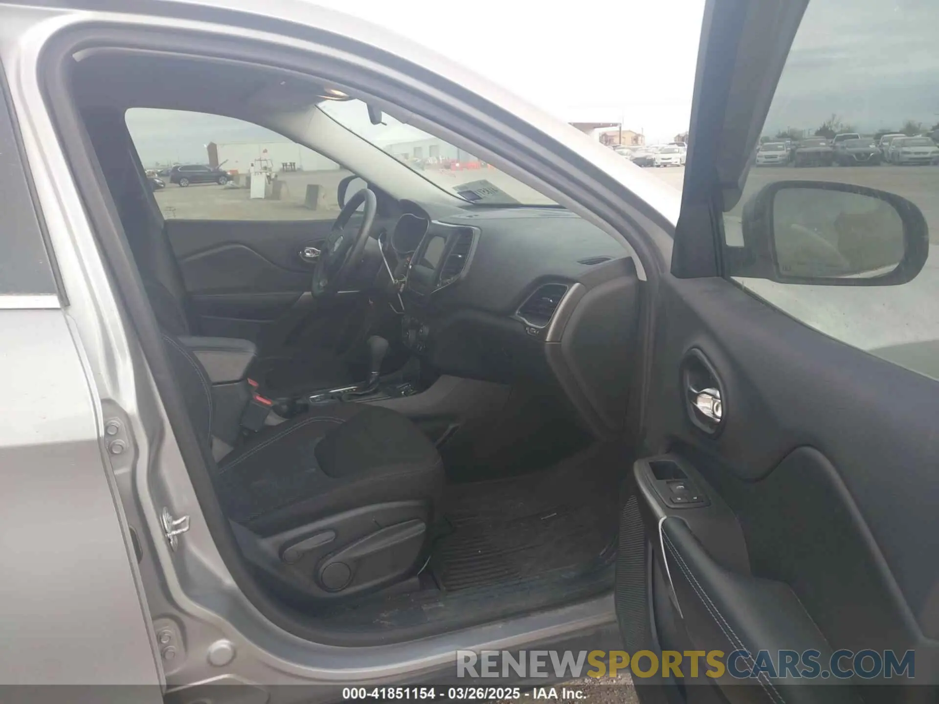 5 Photograph of a damaged car 1C4PJLCB8KD366438 JEEP CHEROKEE 2019
