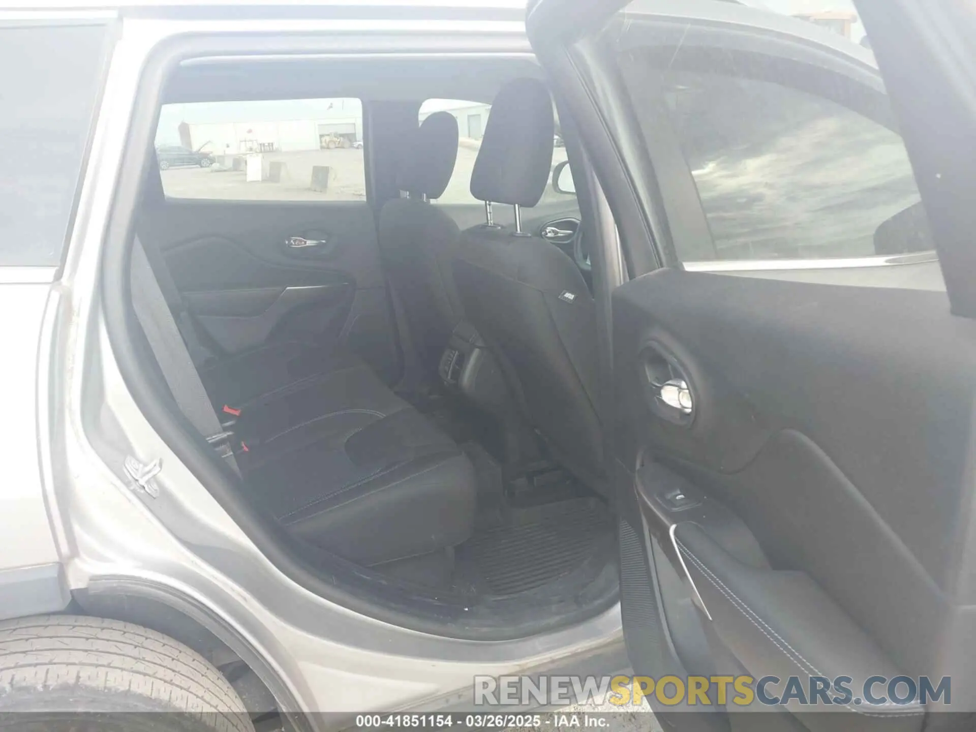 8 Photograph of a damaged car 1C4PJLCB8KD366438 JEEP CHEROKEE 2019