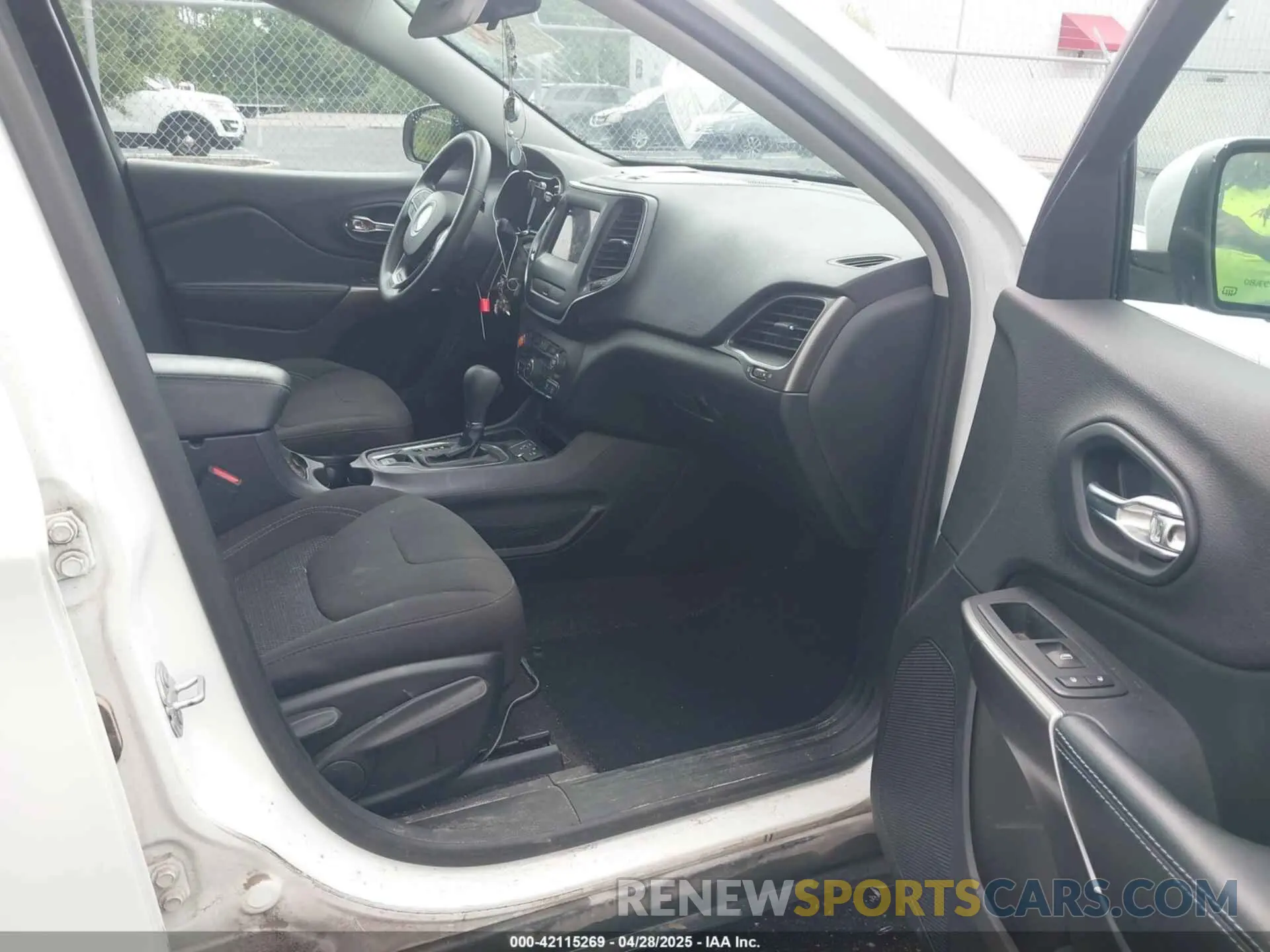 5 Photograph of a damaged car 1C4PJLCB8KD416836 JEEP CHEROKEE 2019