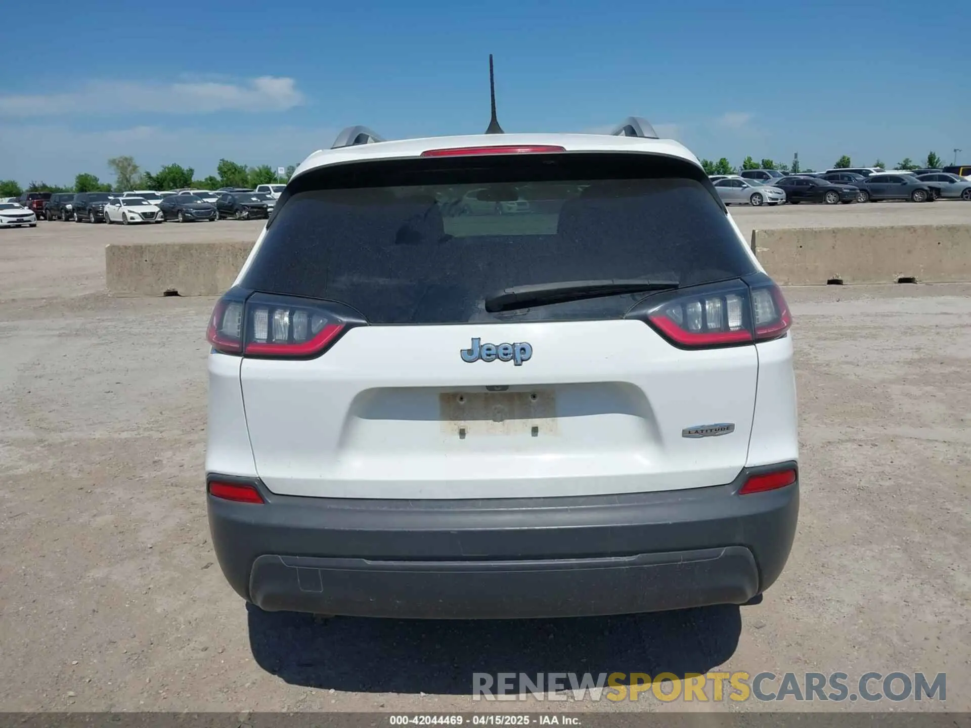 17 Photograph of a damaged car 1C4PJLCB9KD285111 JEEP CHEROKEE 2019
