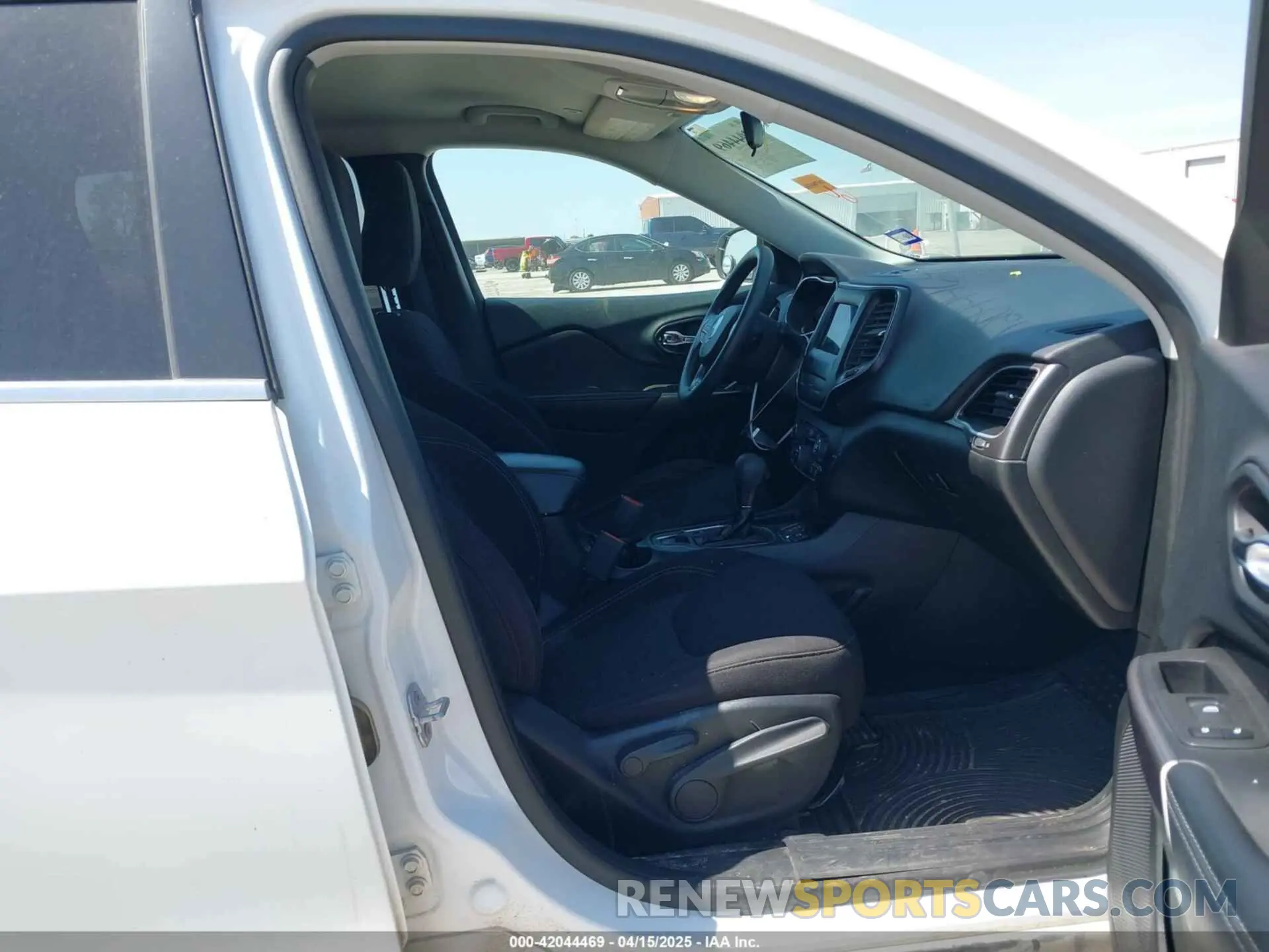 5 Photograph of a damaged car 1C4PJLCB9KD285111 JEEP CHEROKEE 2019
