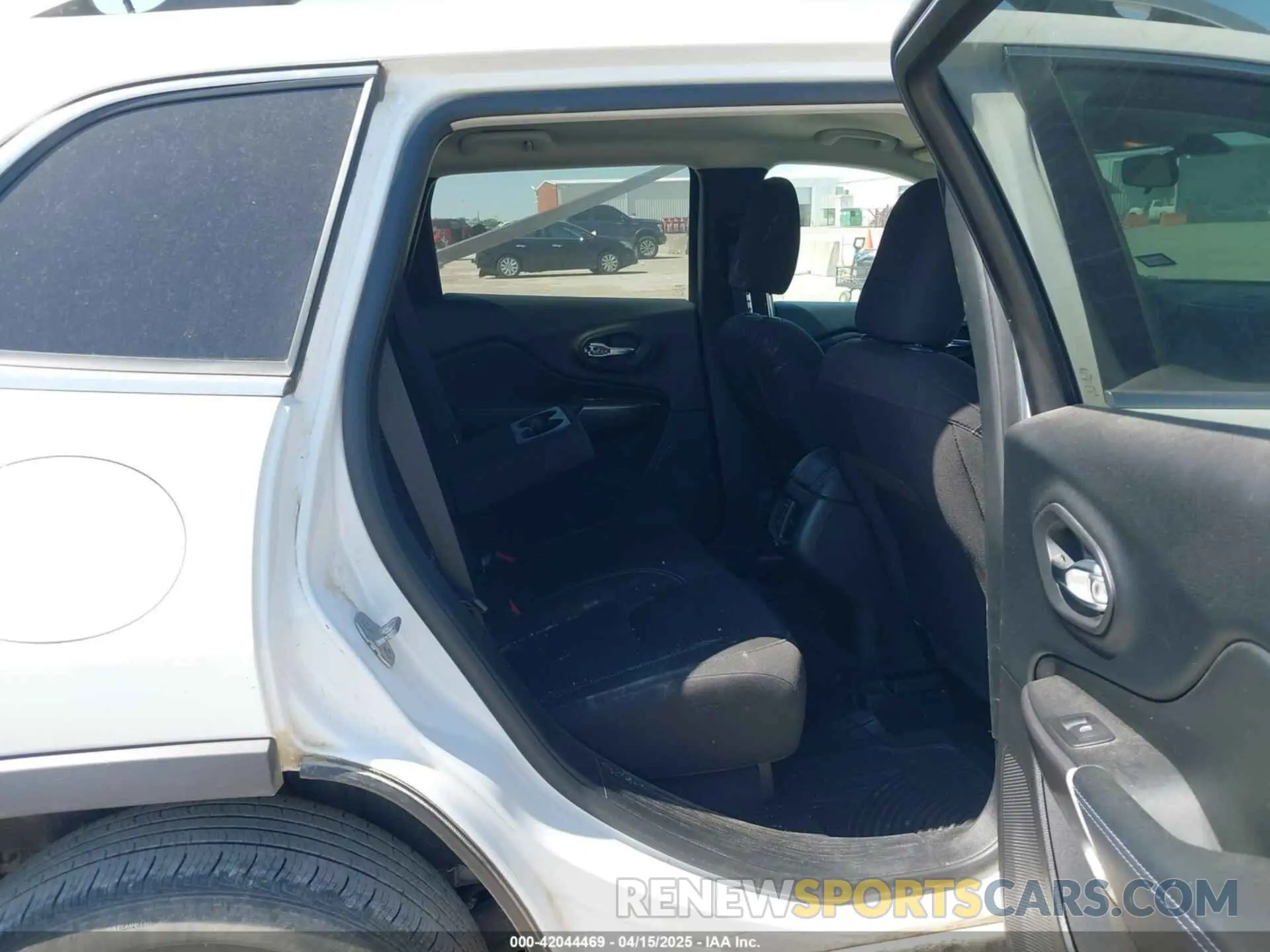 8 Photograph of a damaged car 1C4PJLCB9KD285111 JEEP CHEROKEE 2019