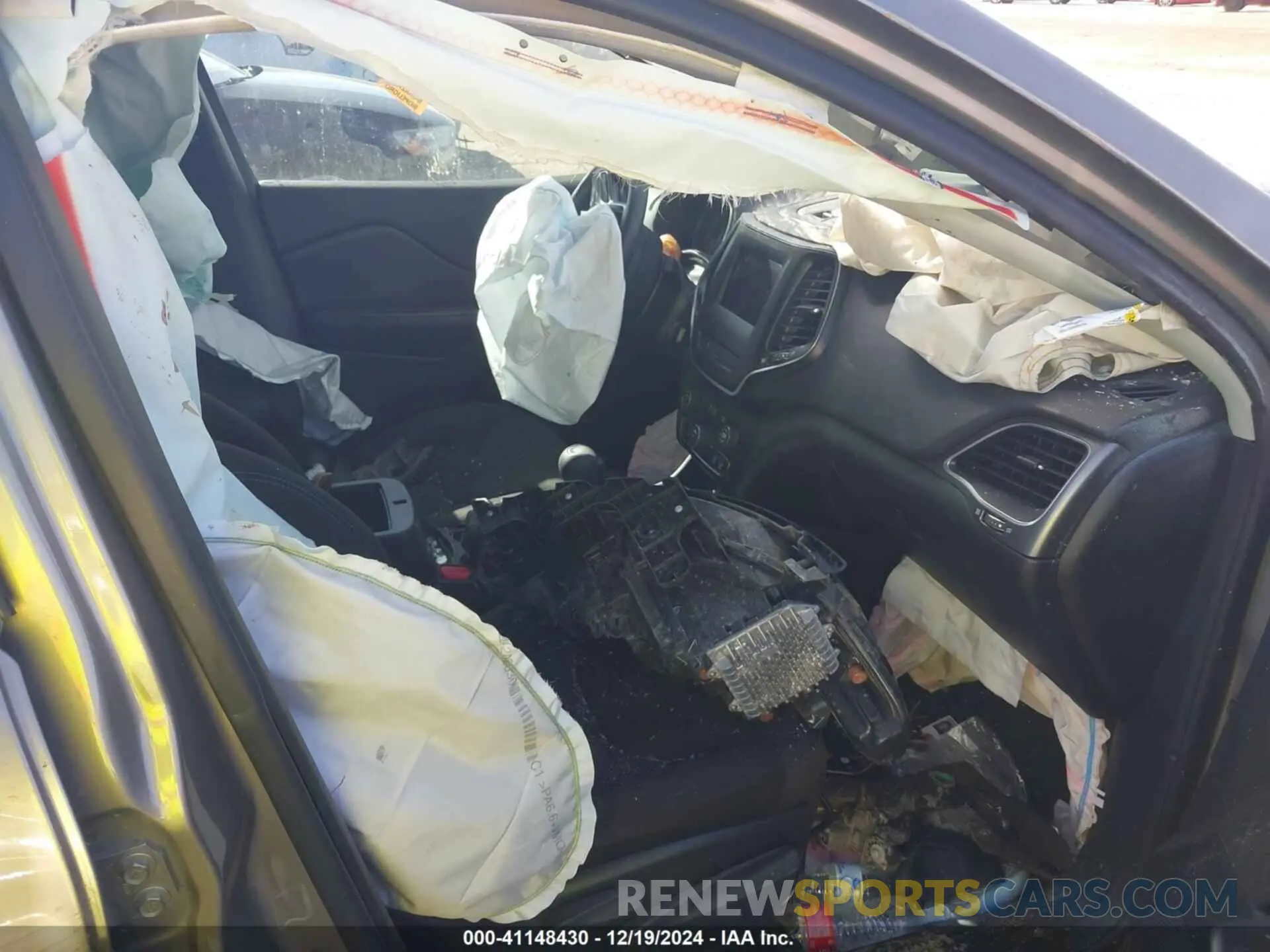 5 Photograph of a damaged car 1C4PJLCB9KD396080 JEEP CHEROKEE 2019