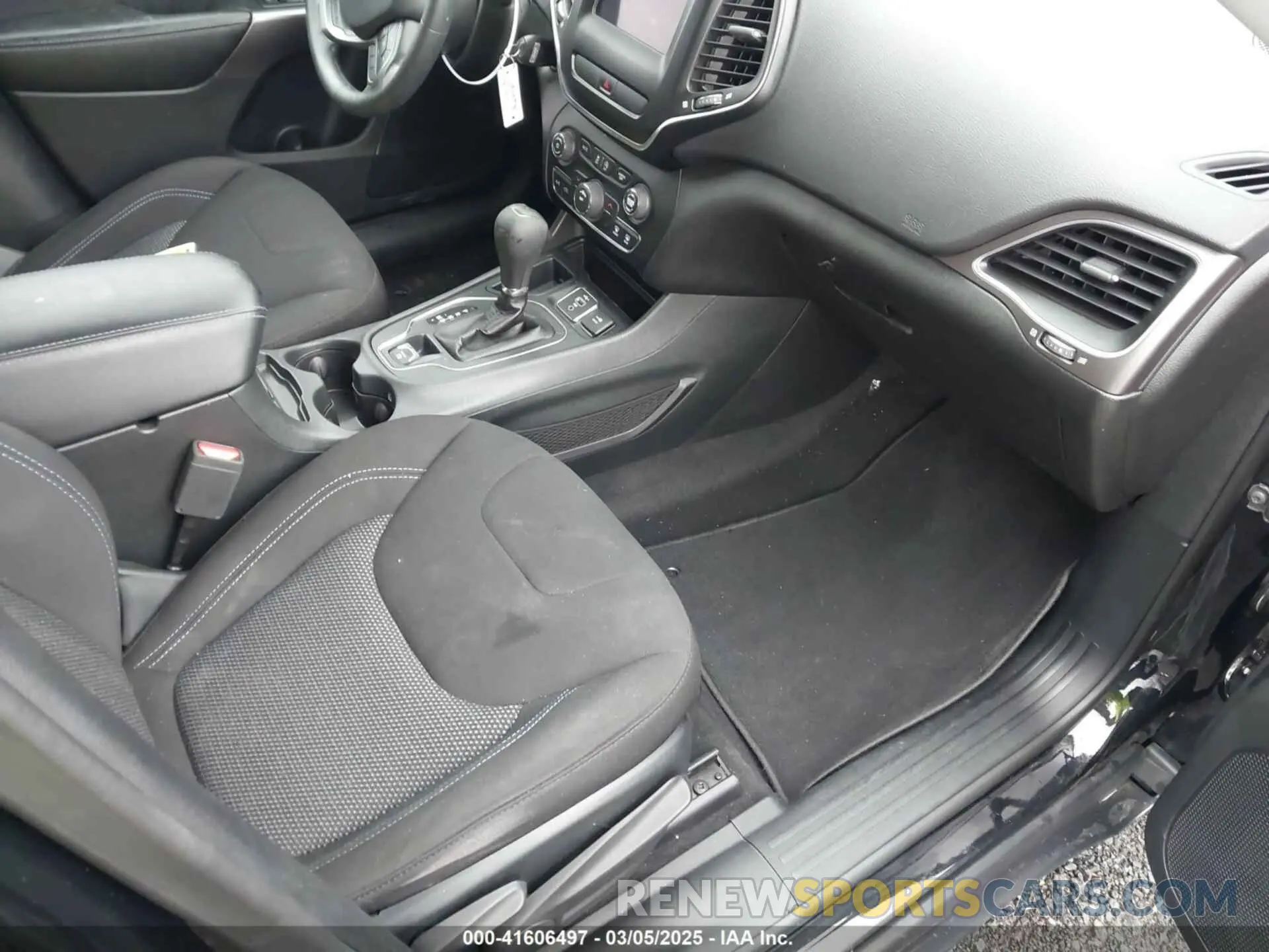 5 Photograph of a damaged car 1C4PJLCBXKD357403 JEEP CHEROKEE 2019