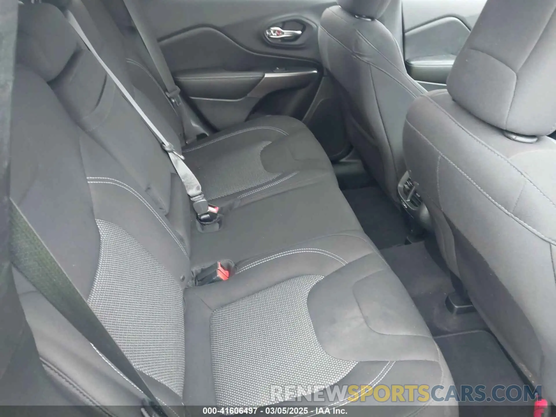 8 Photograph of a damaged car 1C4PJLCBXKD357403 JEEP CHEROKEE 2019