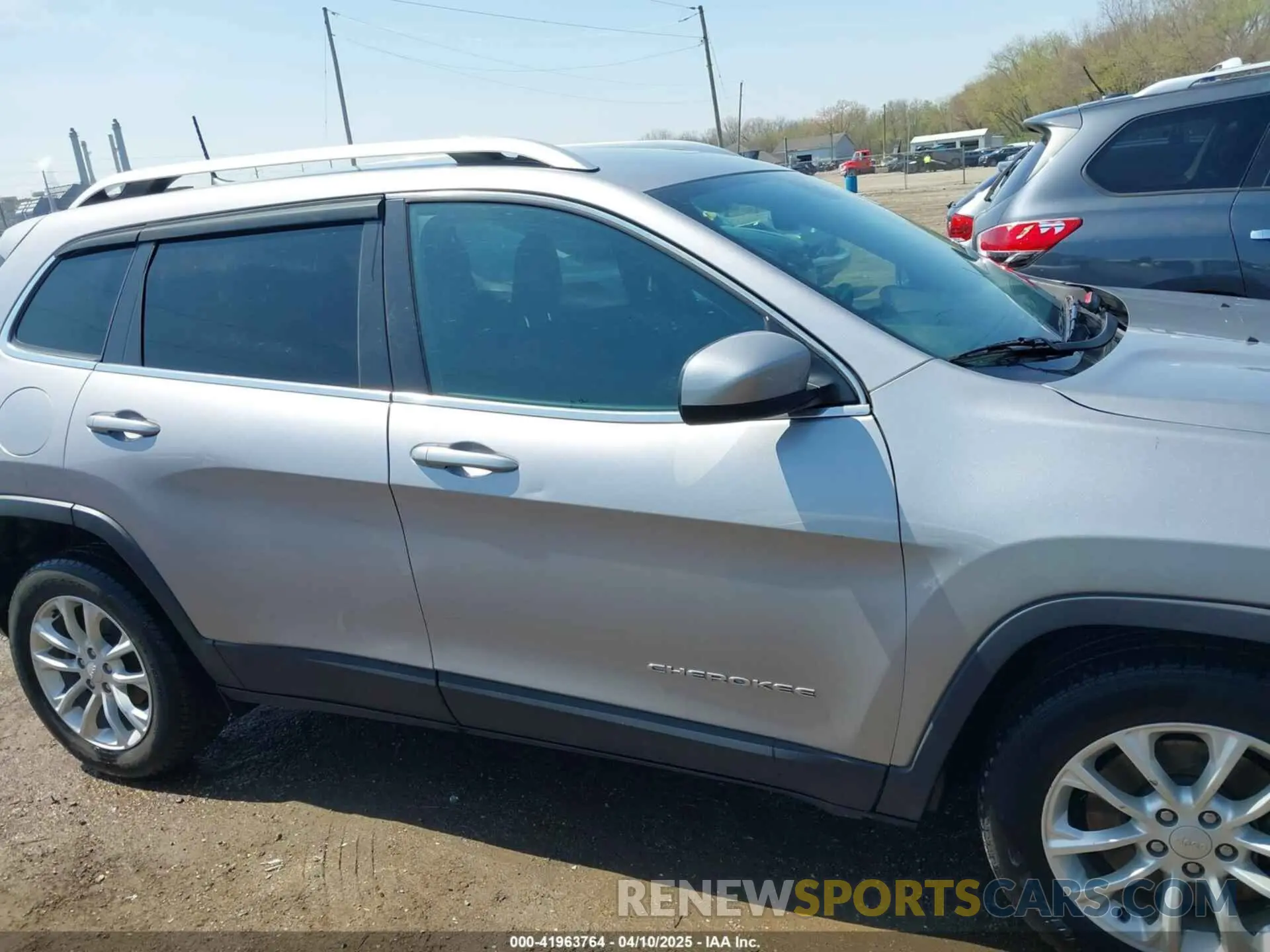 13 Photograph of a damaged car 1C4PJLCBXKD370636 JEEP CHEROKEE 2019