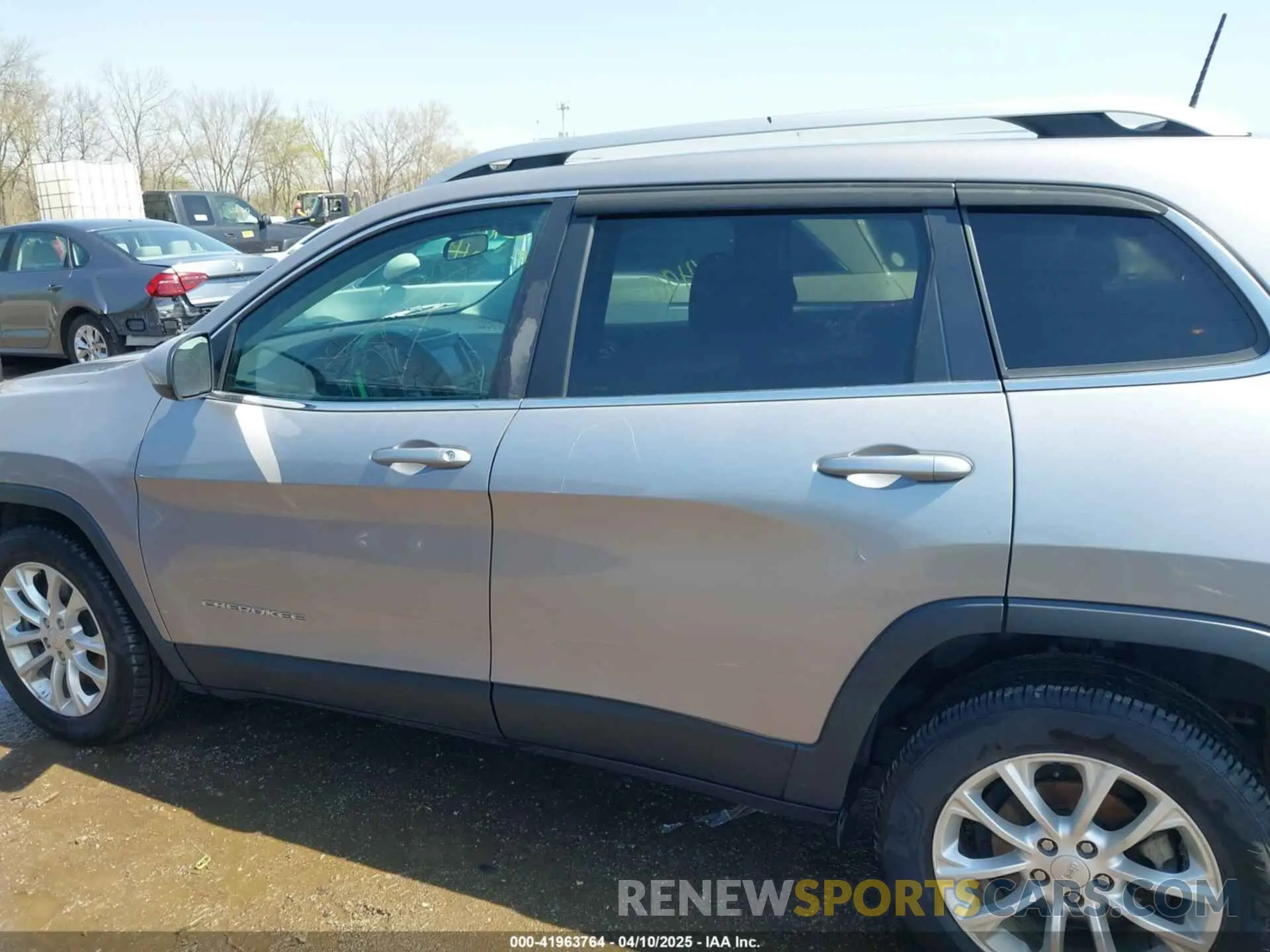 14 Photograph of a damaged car 1C4PJLCBXKD370636 JEEP CHEROKEE 2019