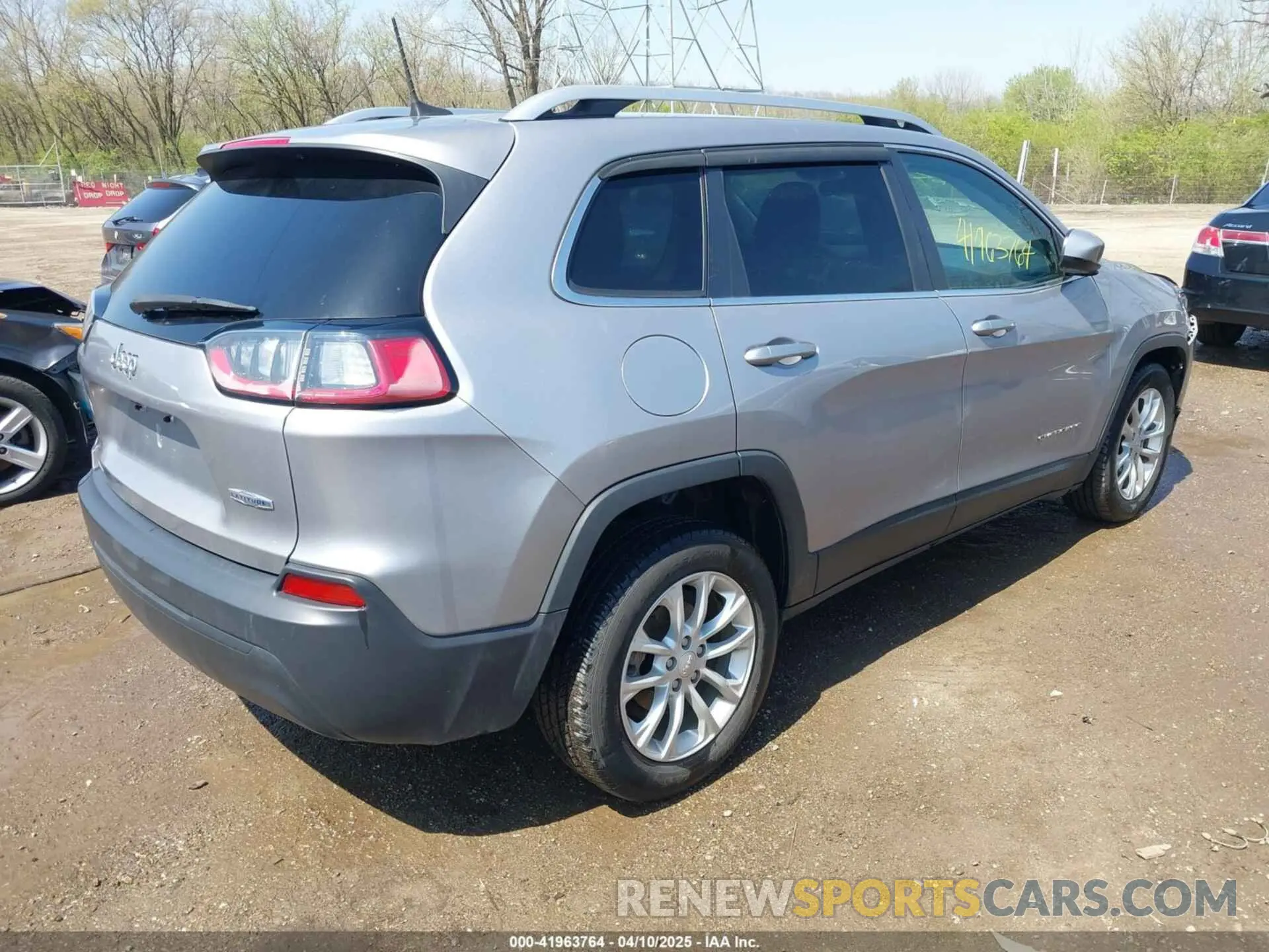 4 Photograph of a damaged car 1C4PJLCBXKD370636 JEEP CHEROKEE 2019