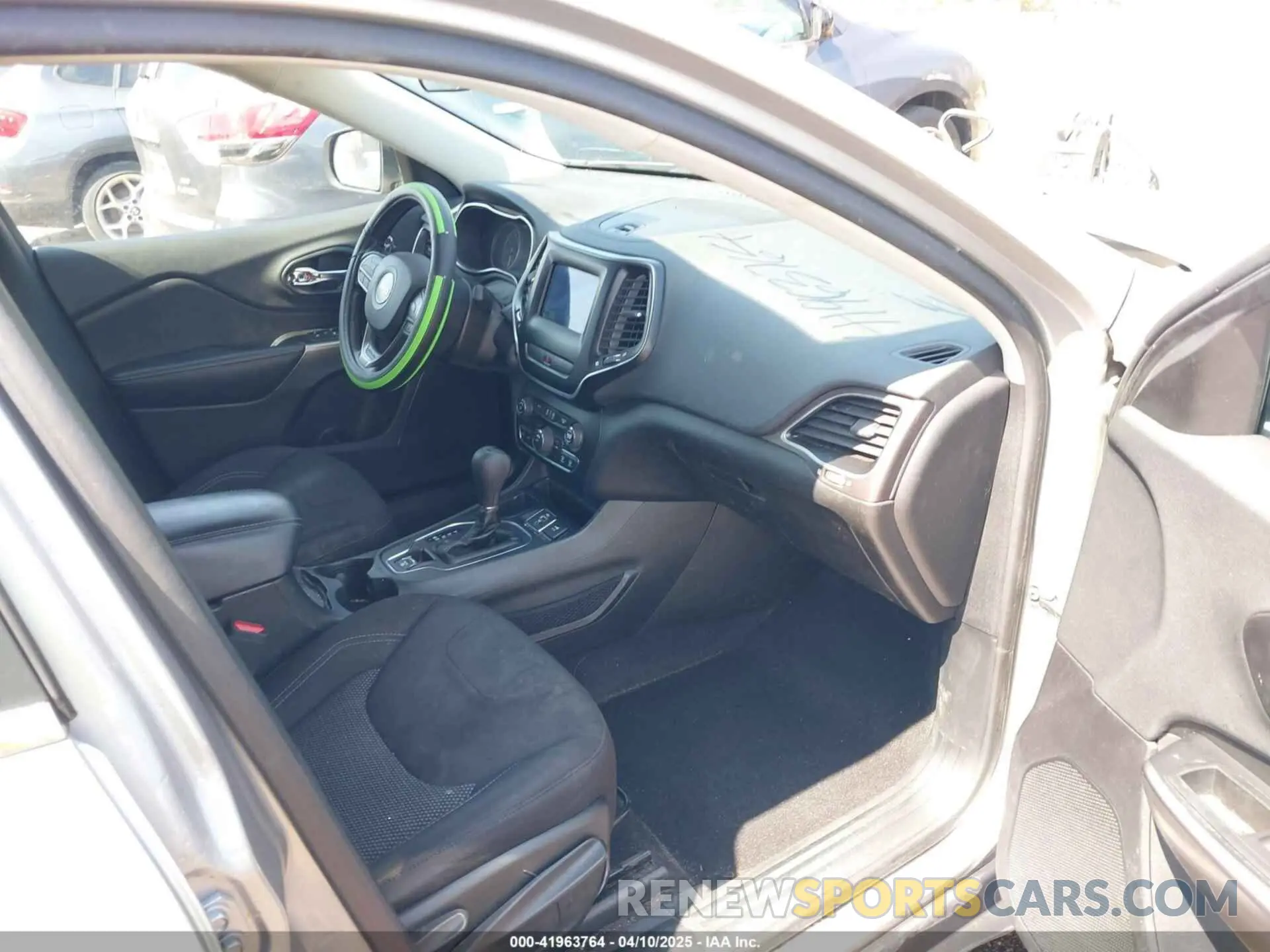 5 Photograph of a damaged car 1C4PJLCBXKD370636 JEEP CHEROKEE 2019