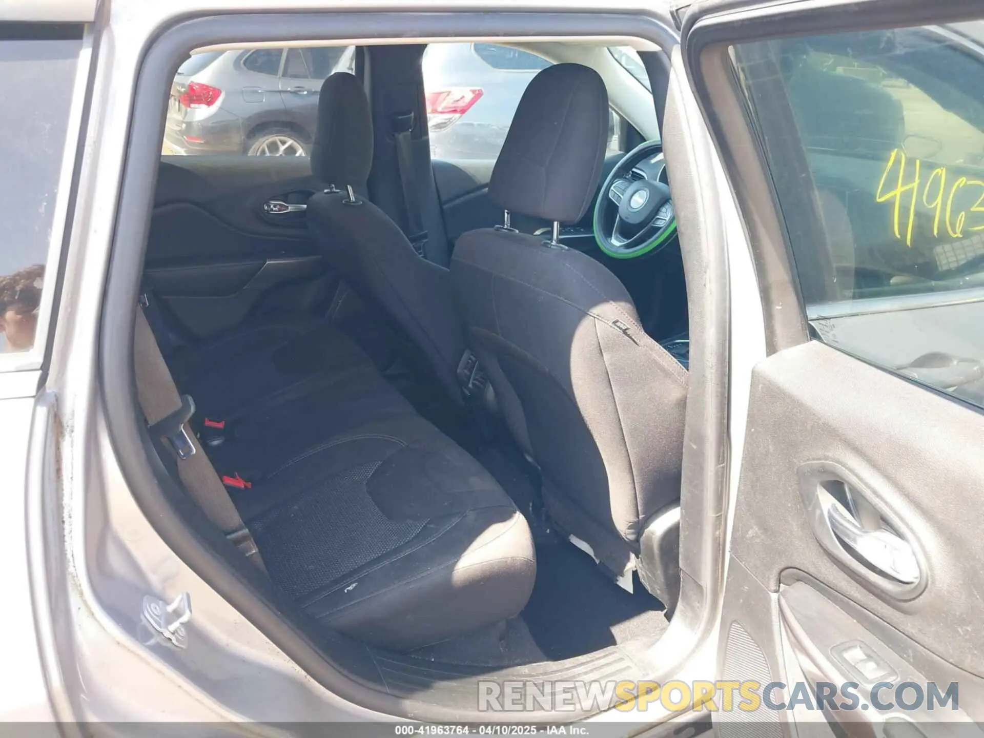 8 Photograph of a damaged car 1C4PJLCBXKD370636 JEEP CHEROKEE 2019