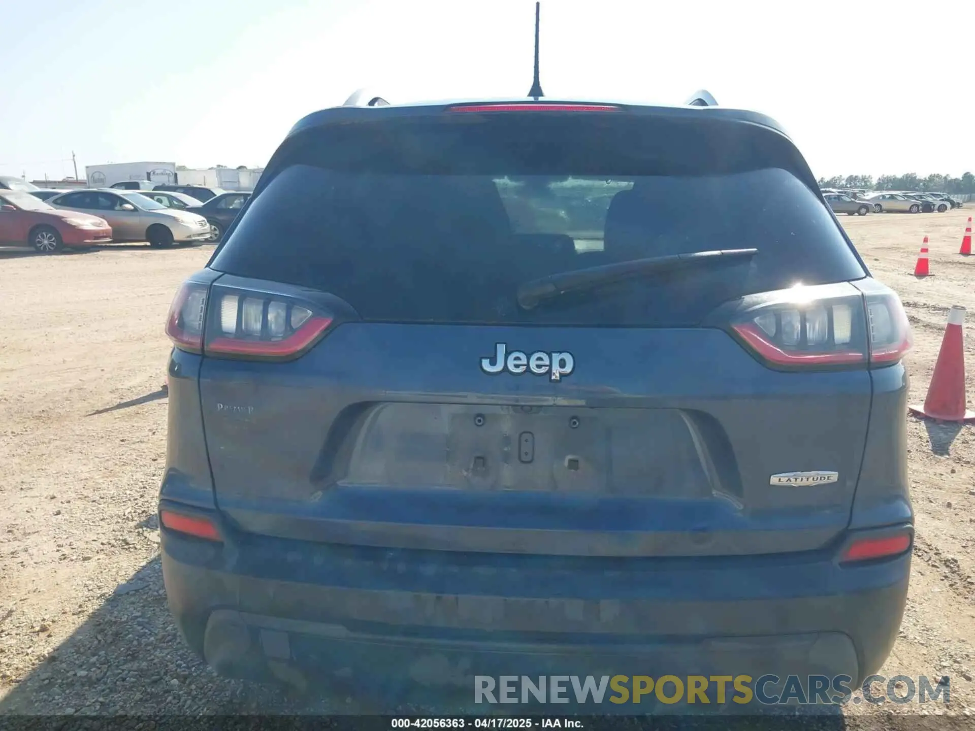 16 Photograph of a damaged car 1C4PJLCBXKD381863 JEEP CHEROKEE 2019