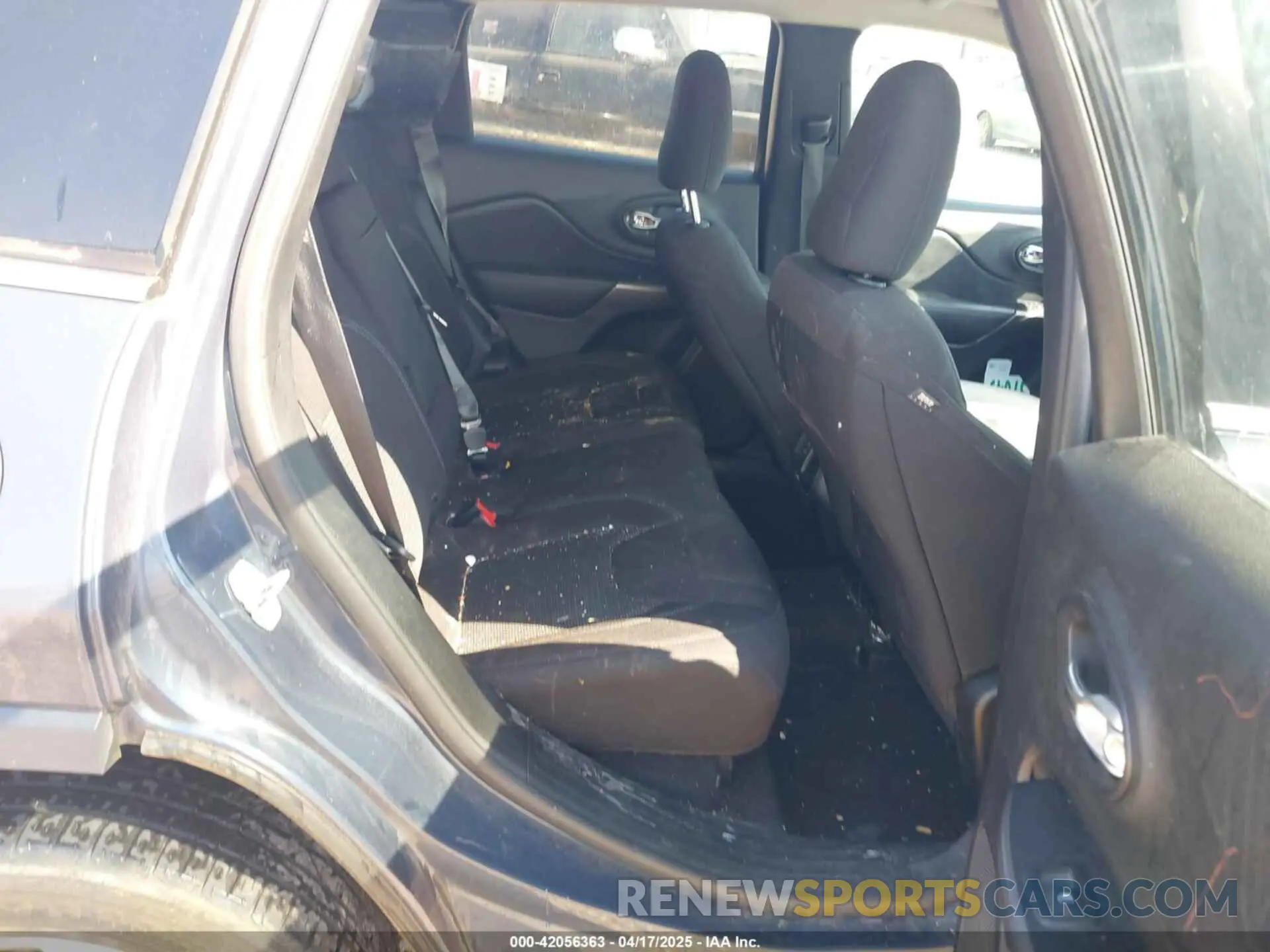 8 Photograph of a damaged car 1C4PJLCBXKD381863 JEEP CHEROKEE 2019