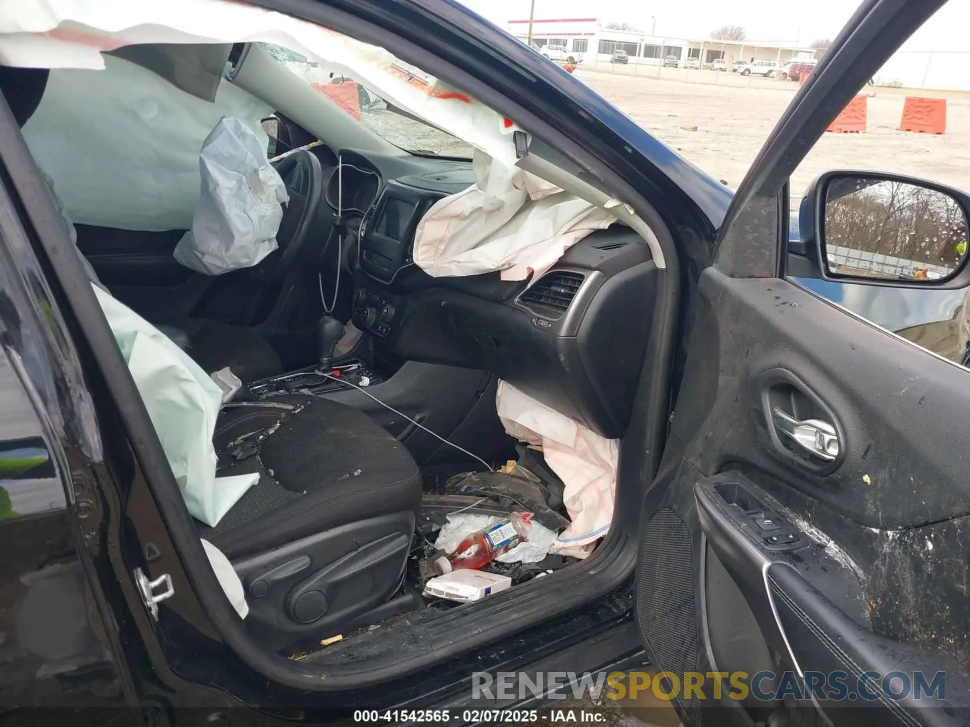 5 Photograph of a damaged car 1C4PJLCBXKD490470 JEEP CHEROKEE 2019