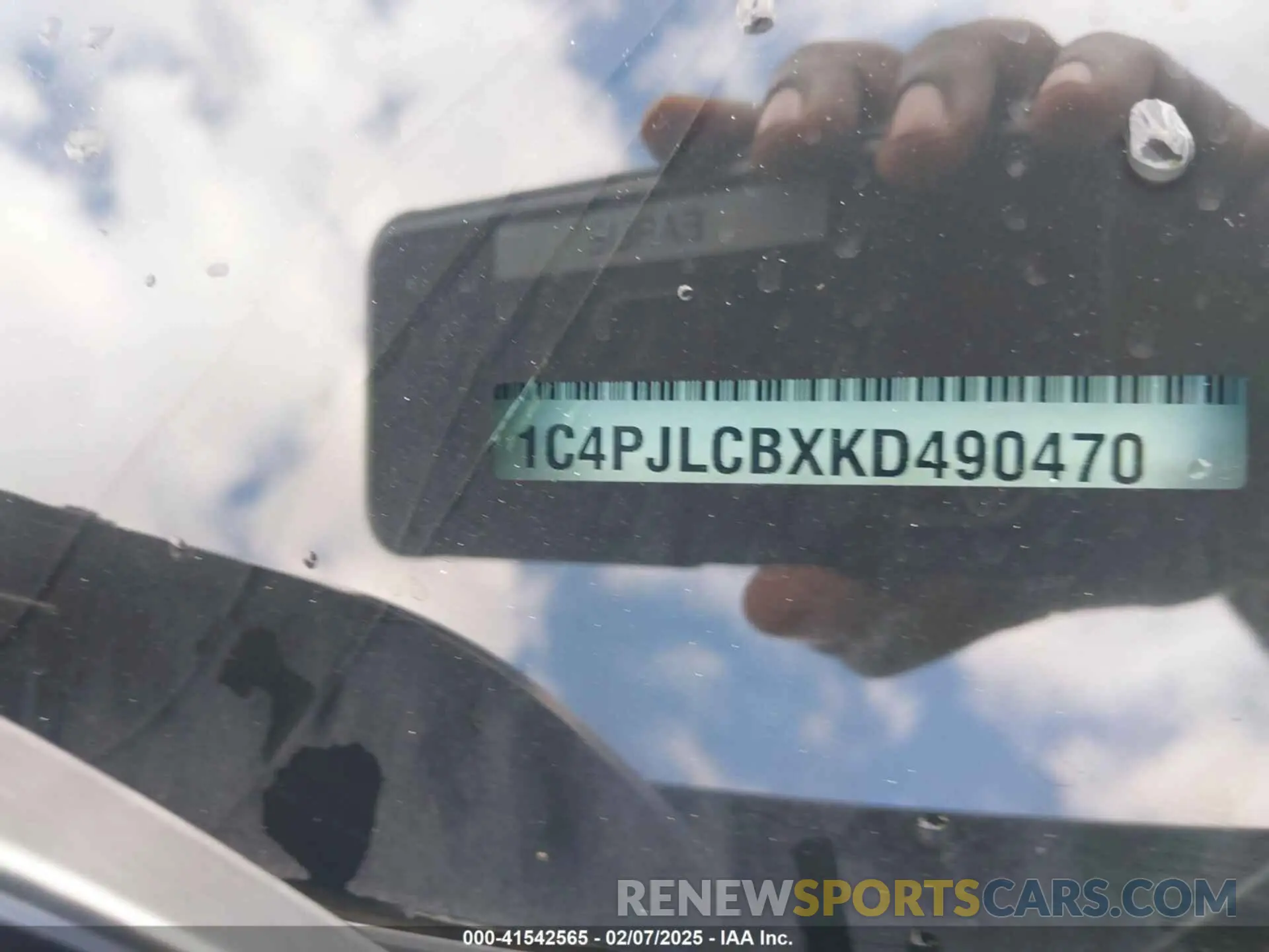 9 Photograph of a damaged car 1C4PJLCBXKD490470 JEEP CHEROKEE 2019