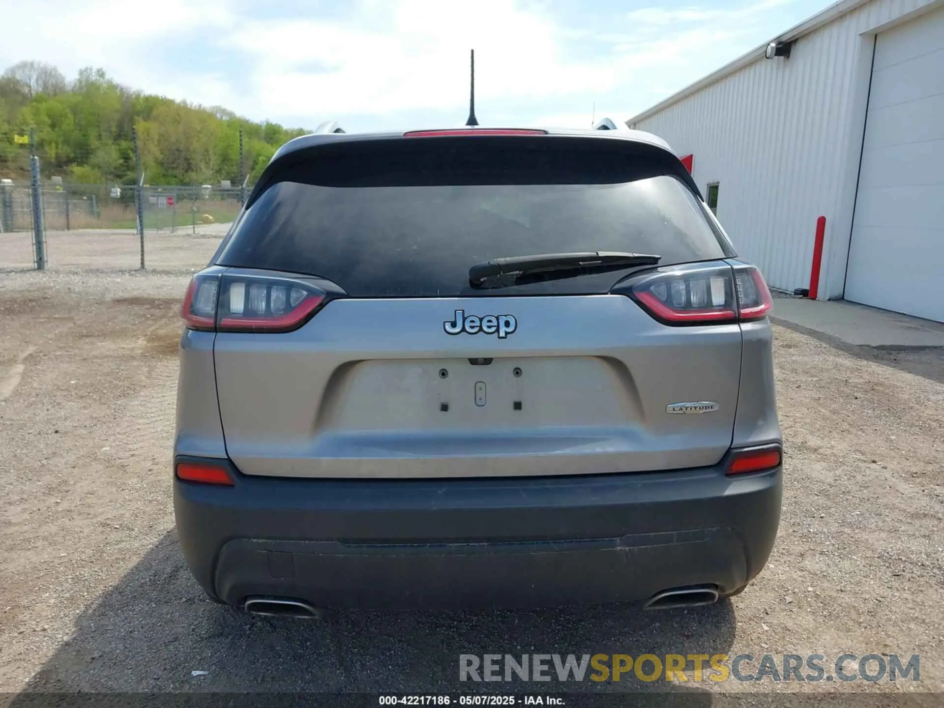 16 Photograph of a damaged car 1C4PJLCX6KD341050 JEEP CHEROKEE 2019