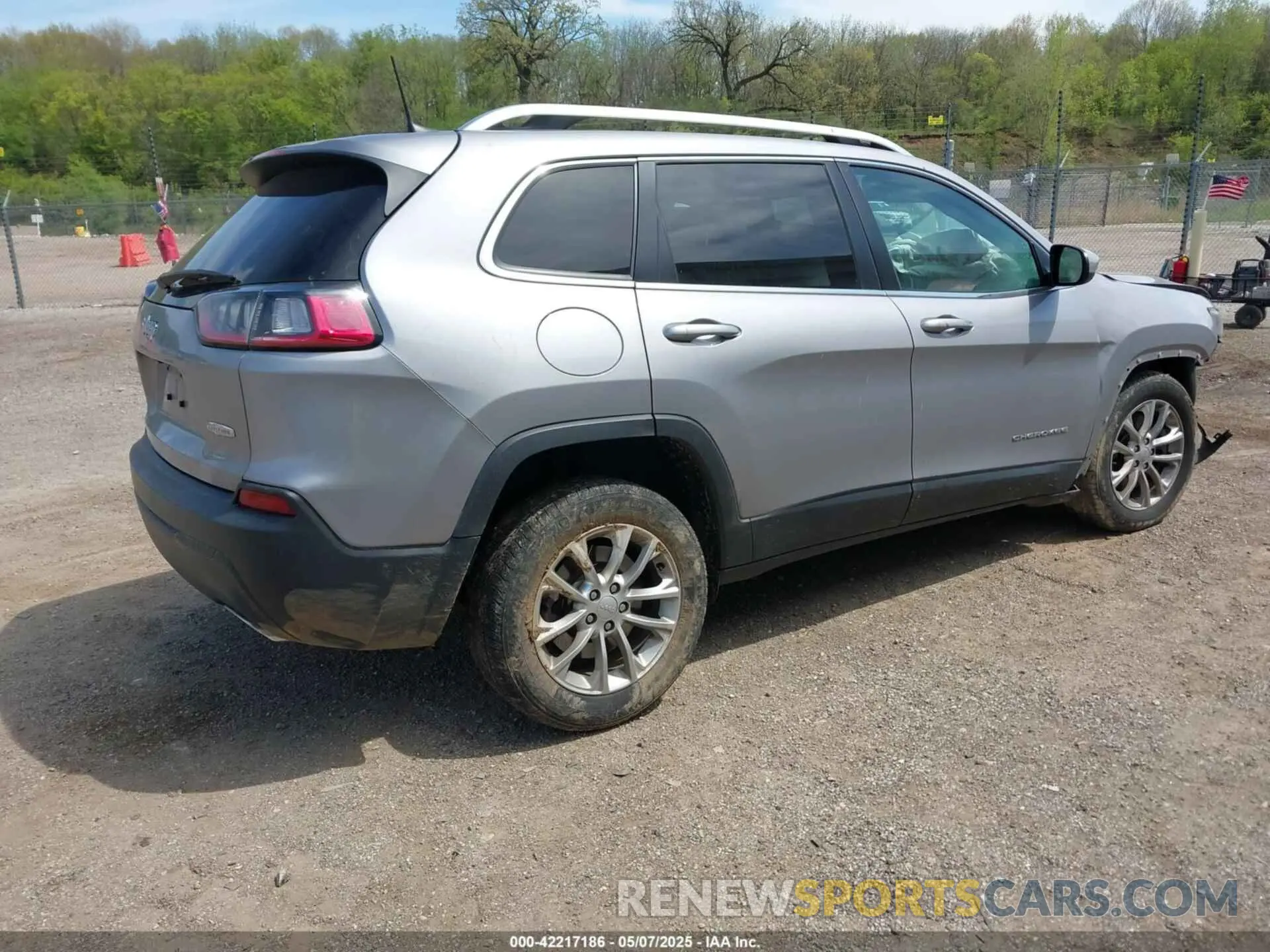 4 Photograph of a damaged car 1C4PJLCX6KD341050 JEEP CHEROKEE 2019