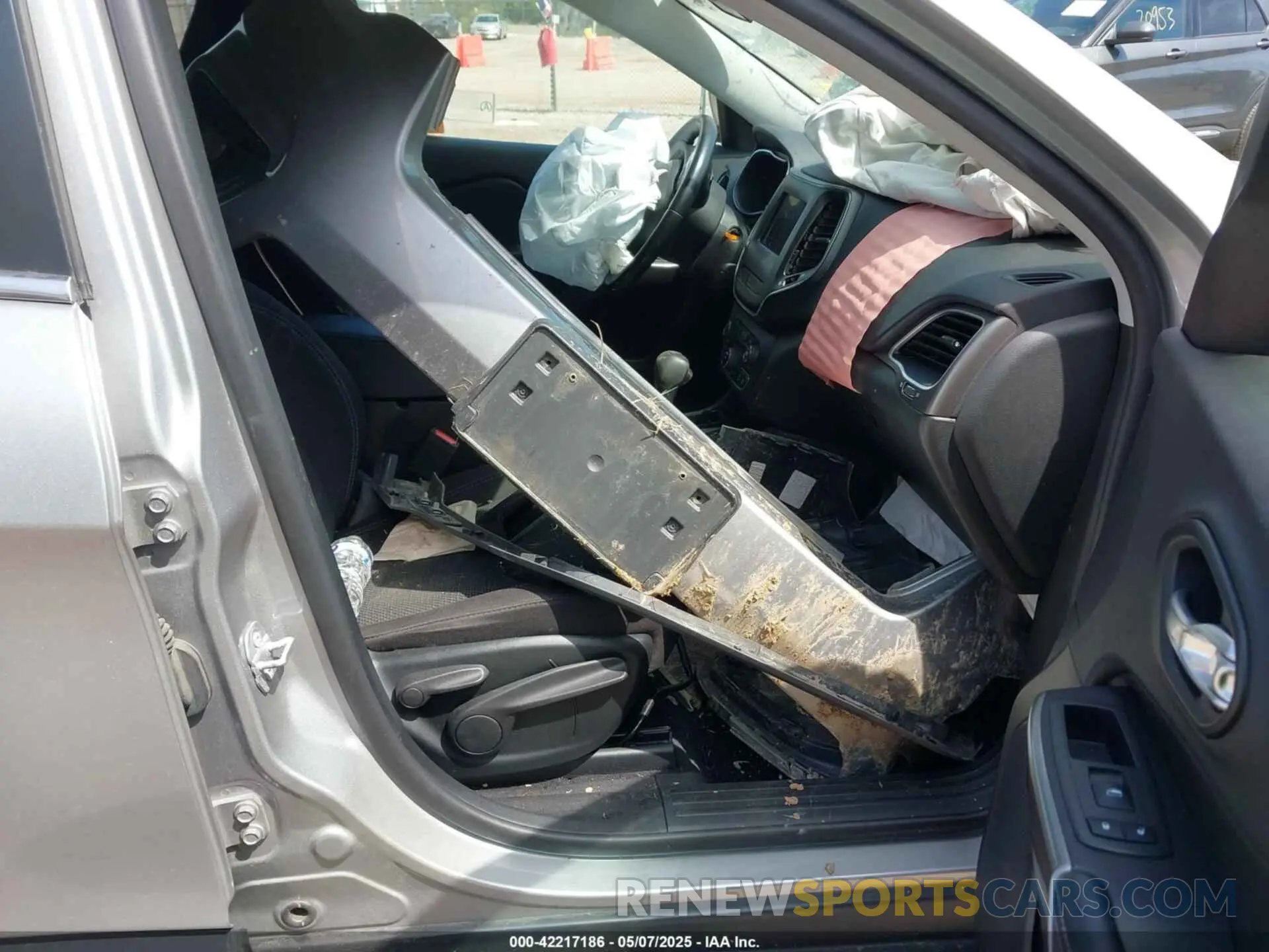 5 Photograph of a damaged car 1C4PJLCX6KD341050 JEEP CHEROKEE 2019