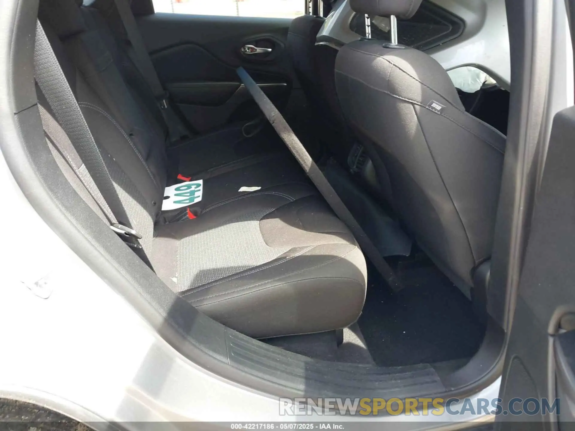 8 Photograph of a damaged car 1C4PJLCX6KD341050 JEEP CHEROKEE 2019