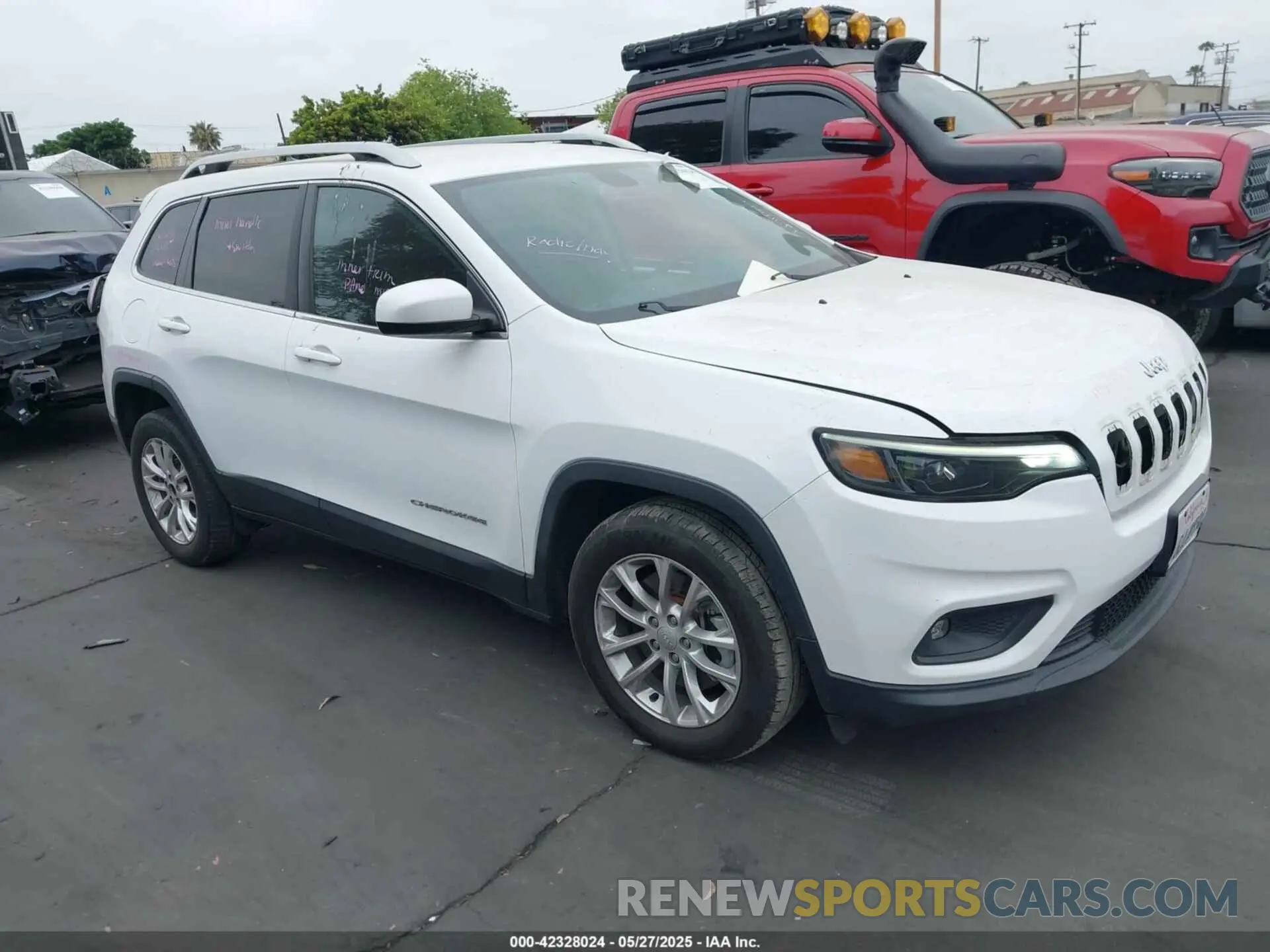 1 Photograph of a damaged car 1C4PJLCX9KD377430 JEEP CHEROKEE 2019