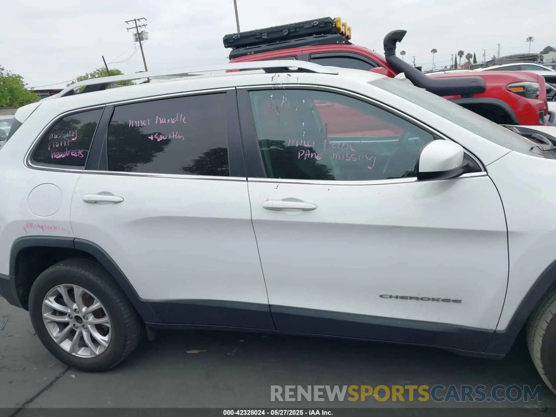14 Photograph of a damaged car 1C4PJLCX9KD377430 JEEP CHEROKEE 2019