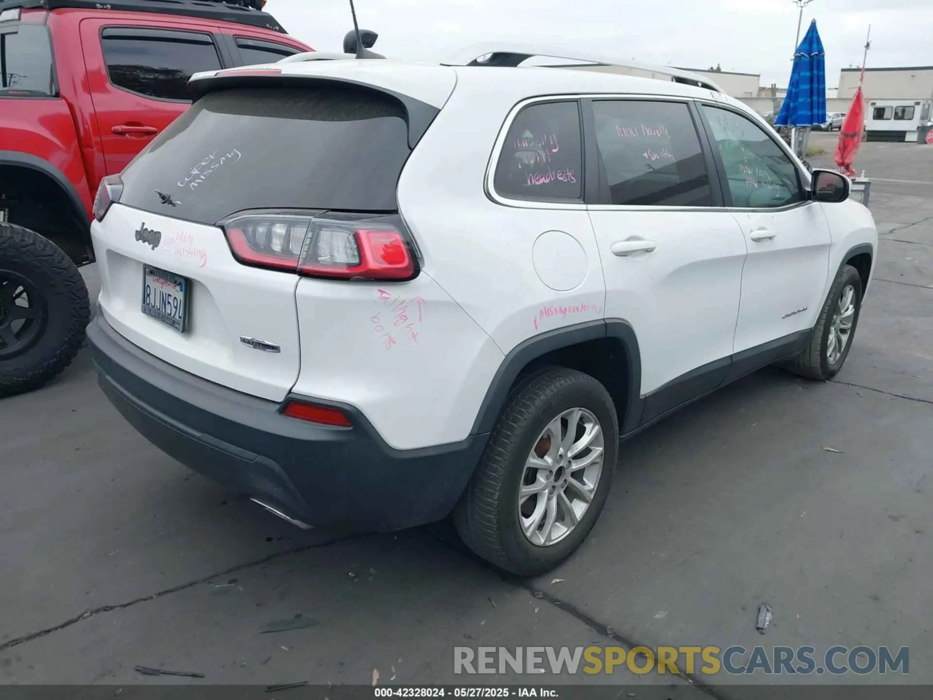 4 Photograph of a damaged car 1C4PJLCX9KD377430 JEEP CHEROKEE 2019