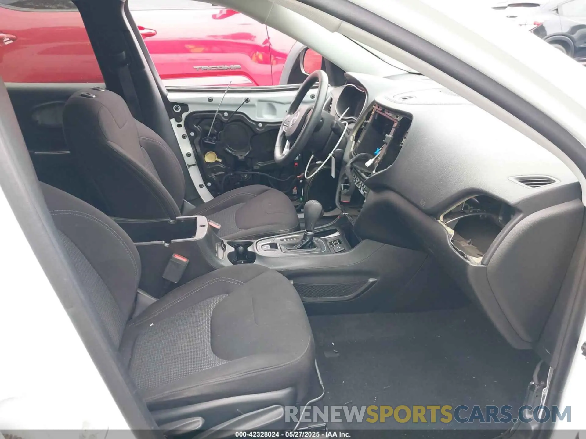 5 Photograph of a damaged car 1C4PJLCX9KD377430 JEEP CHEROKEE 2019