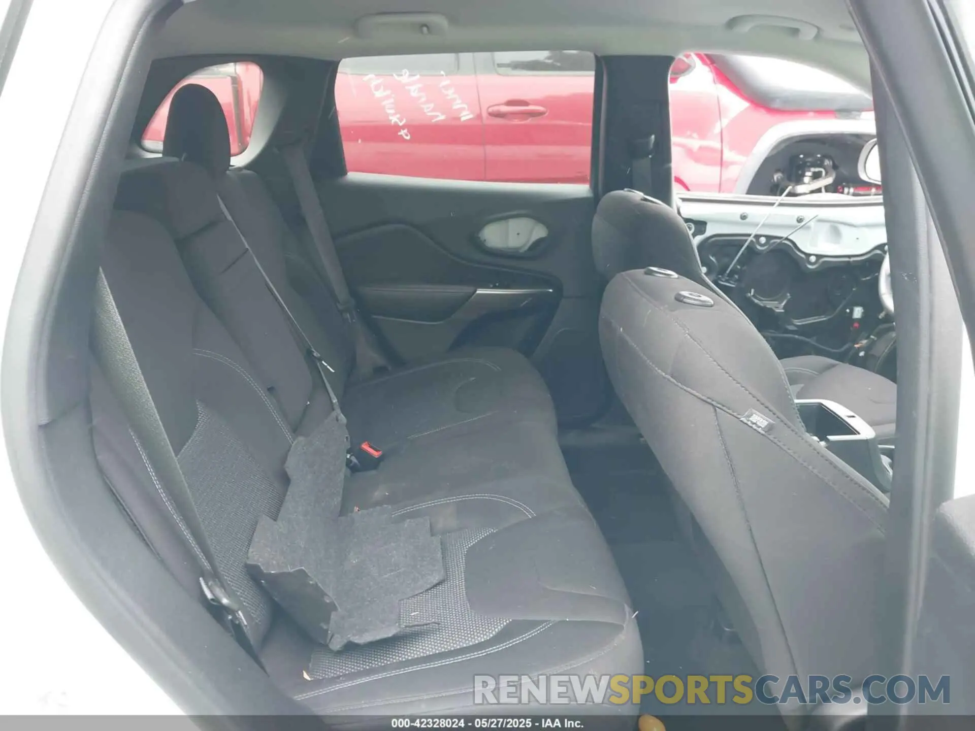 8 Photograph of a damaged car 1C4PJLCX9KD377430 JEEP CHEROKEE 2019