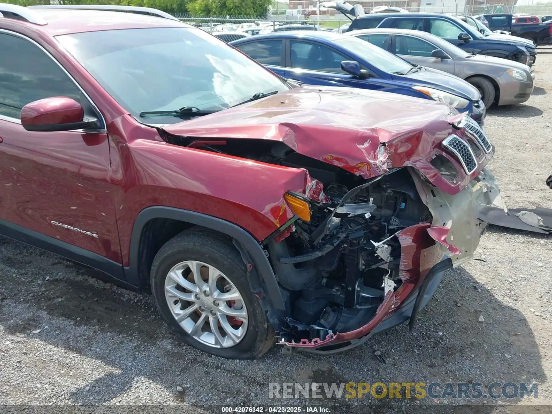 17 Photograph of a damaged car 1C4PJLCXXKD396679 JEEP CHEROKEE 2019